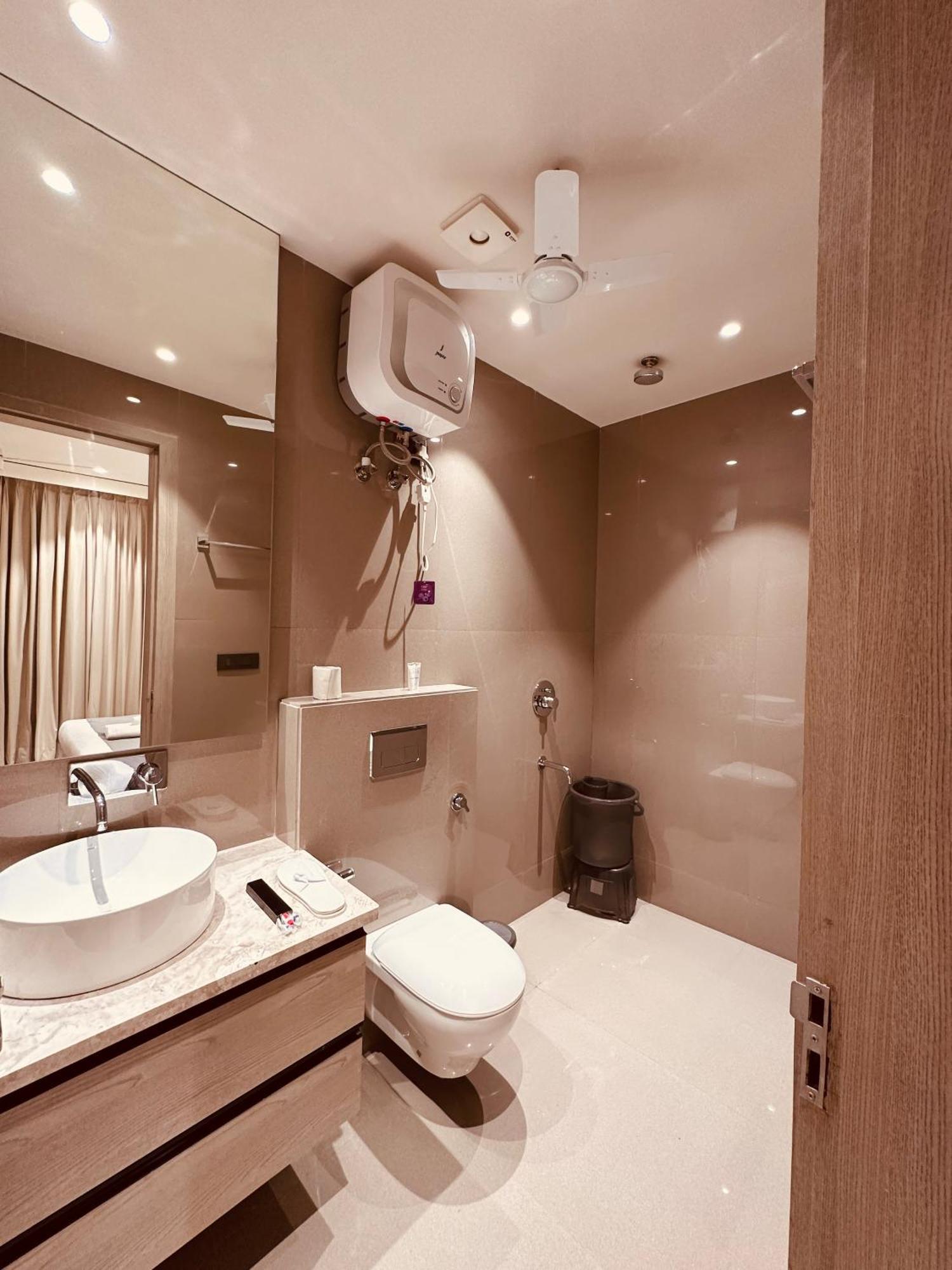 Hotel The Lodgers Luxury Near Golf Course Road