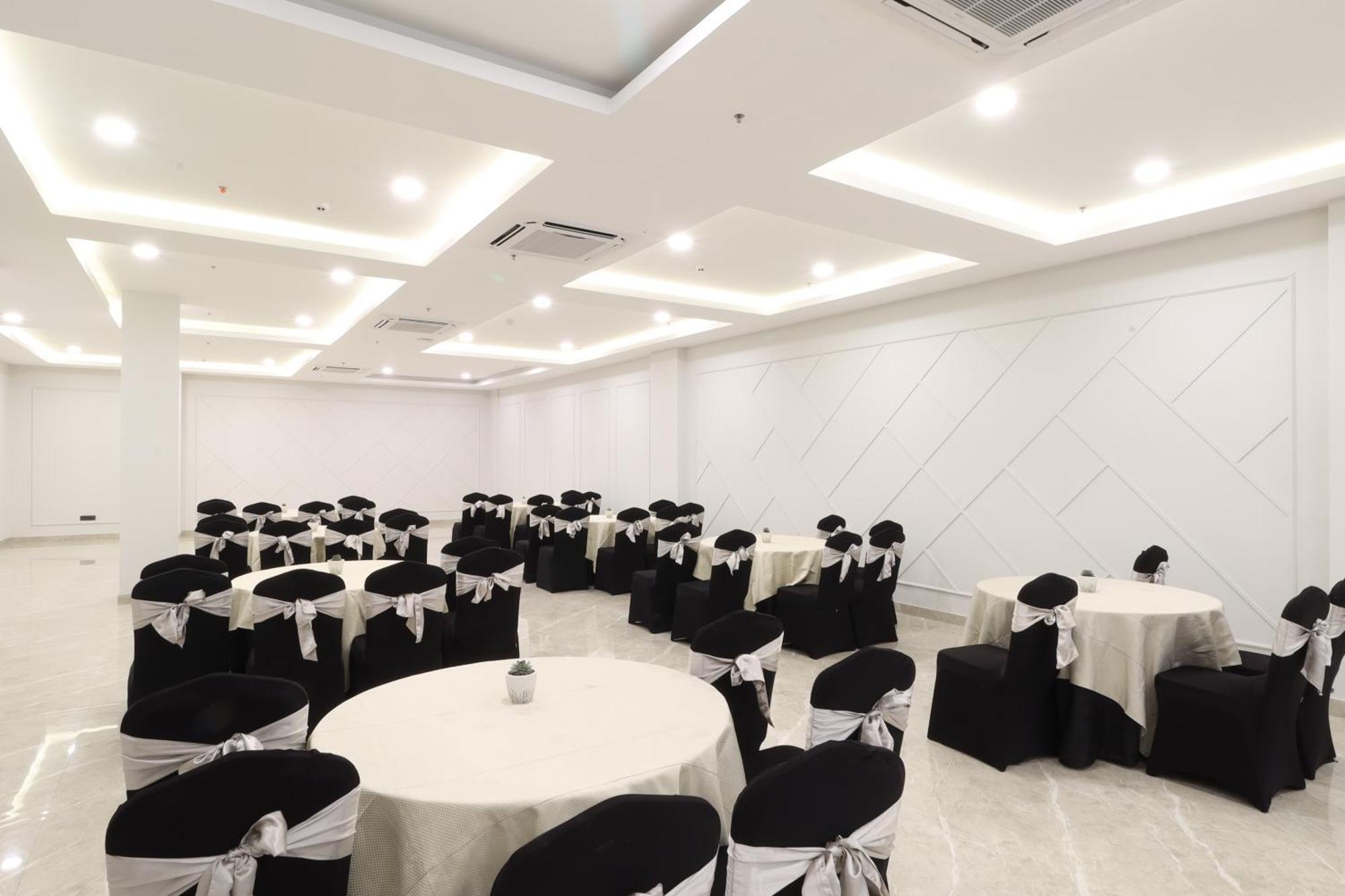 Hotel Ahuja Residency Mayfield Garden