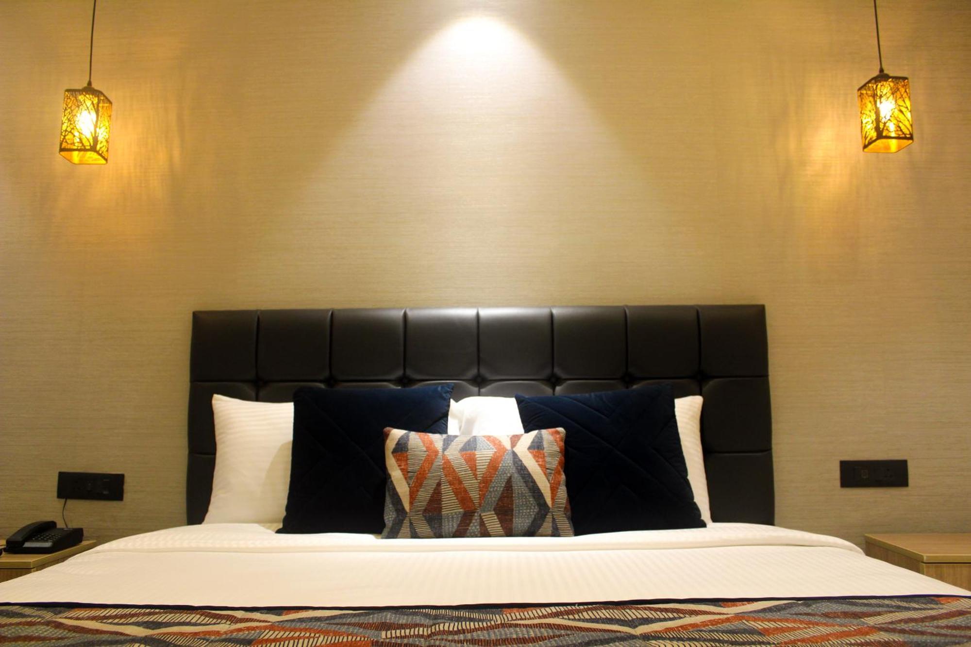 Ahuja Residency Mayfield Garden 3*