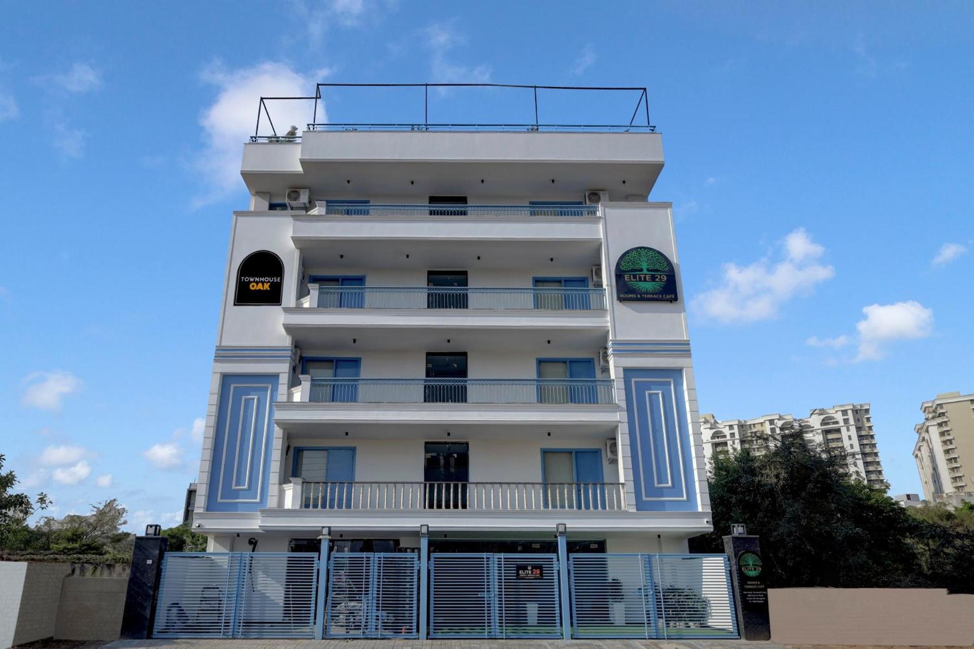 Townhouse Oak Elite Golf Hotel