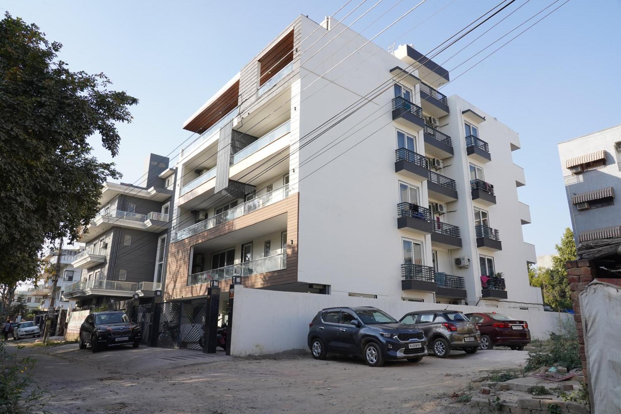 Rentdoor- Luxury Studio Service Sector -46 Bed & Breakfast Gurgaon