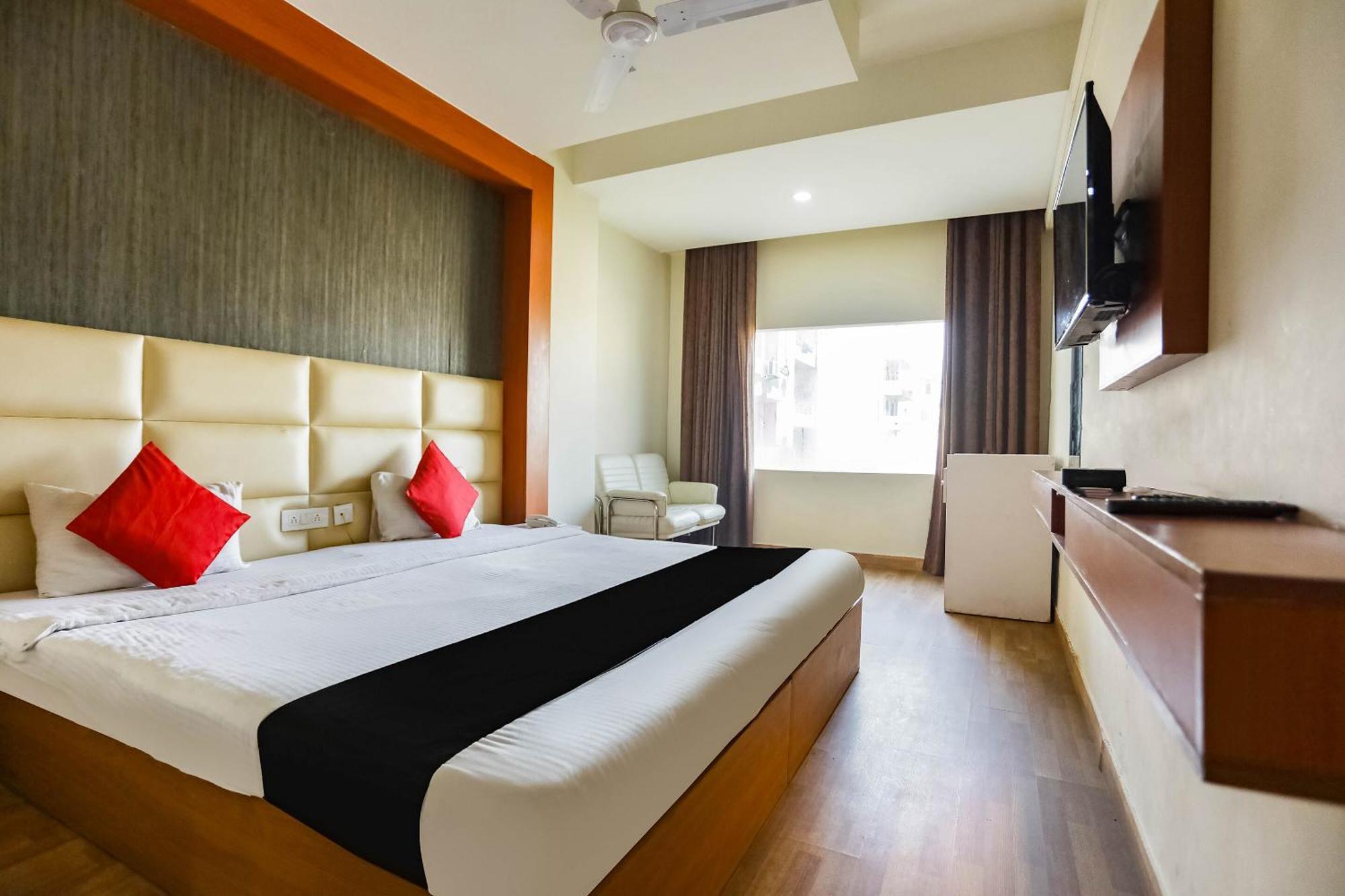 Collection O Comfort Residency Near Medanta Hospital Near Omaxe Celebration Mall Hotel