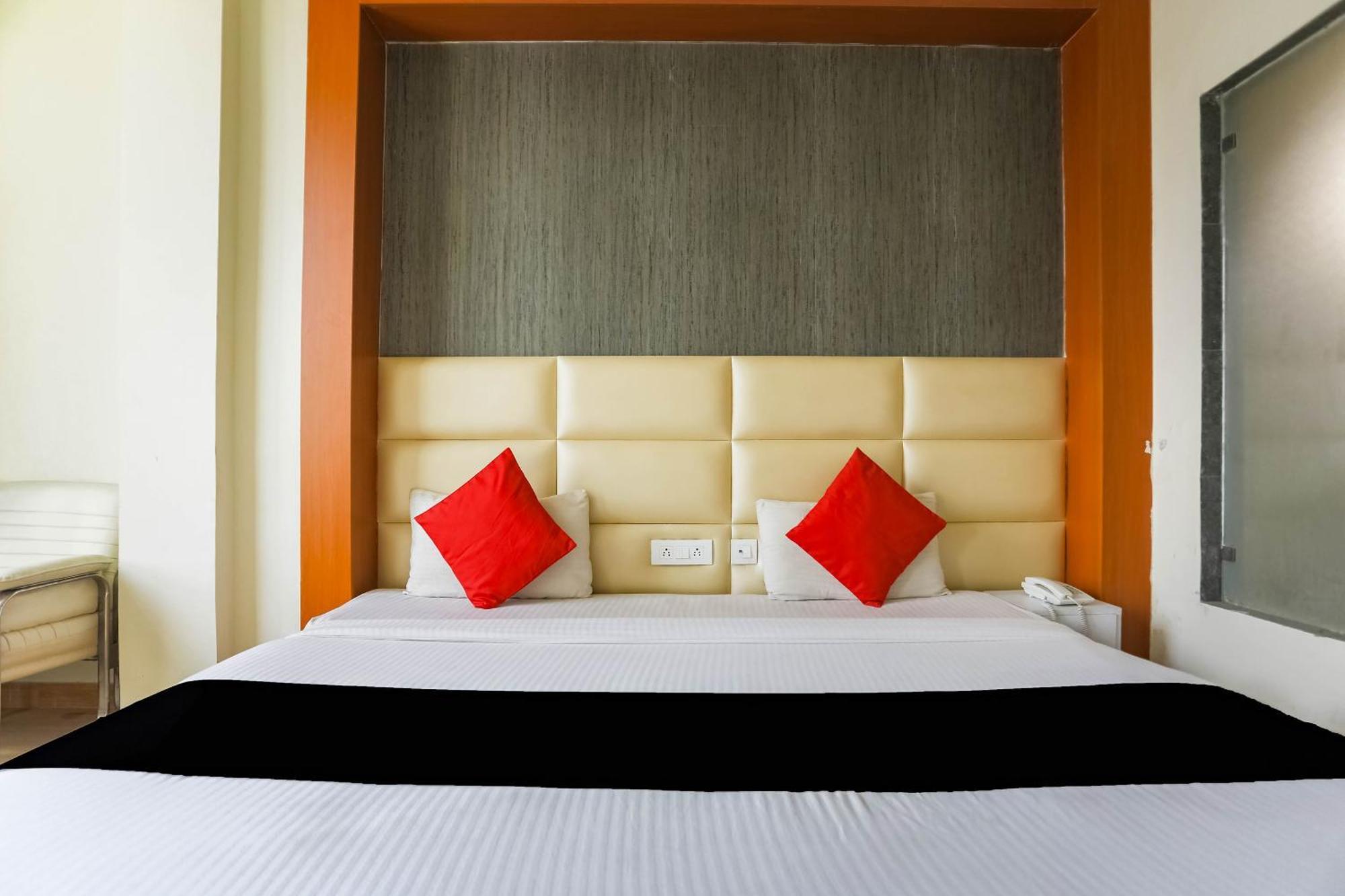 Hotel Collection O Comfort Residency Near Medanta Hospital Near Omaxe Celebration Mall 3*