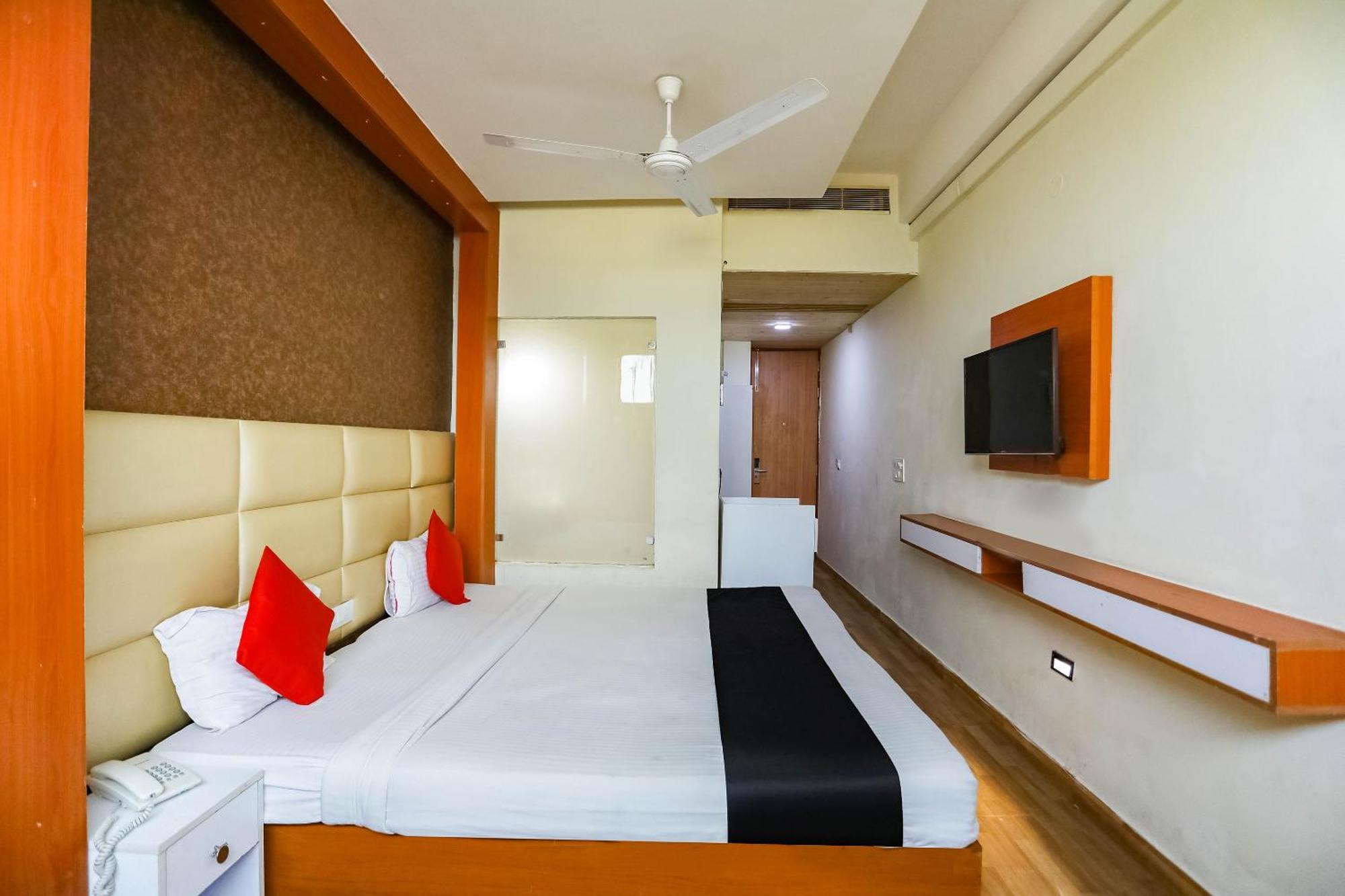 Collection O Comfort Residency Near Medanta Hospital Near Omaxe Celebration Mall 3*