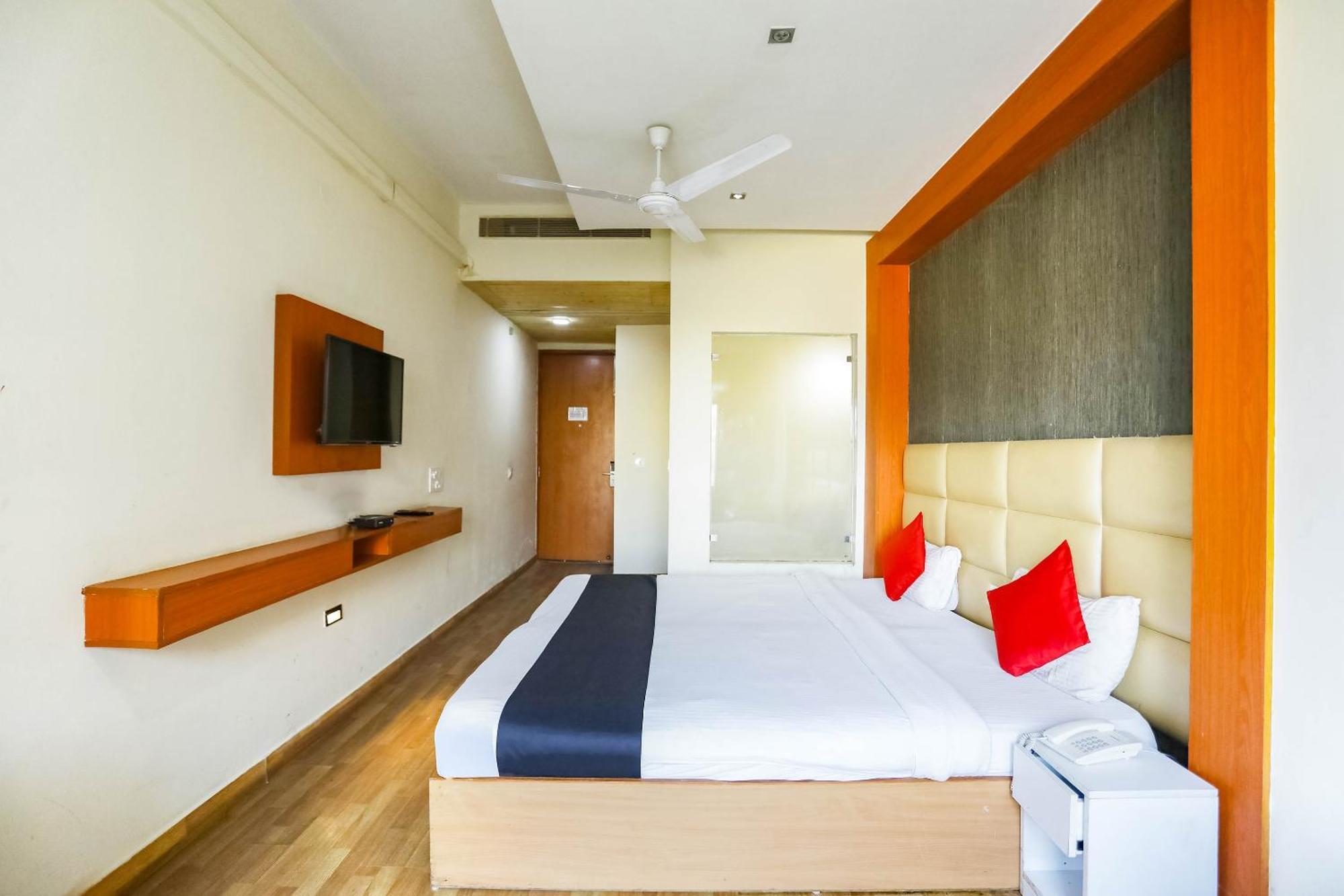 Collection O Comfort Residency Near Medanta Hospital Near Omaxe Celebration Mall 3* Gurgaon