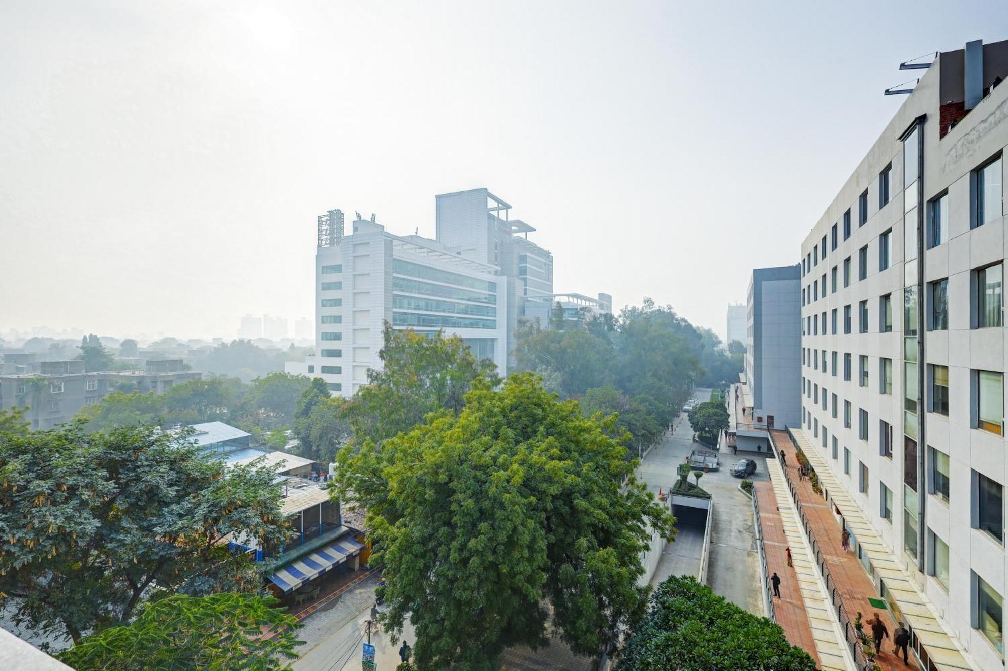 Hotel Limewood Premium - Near Sector 29