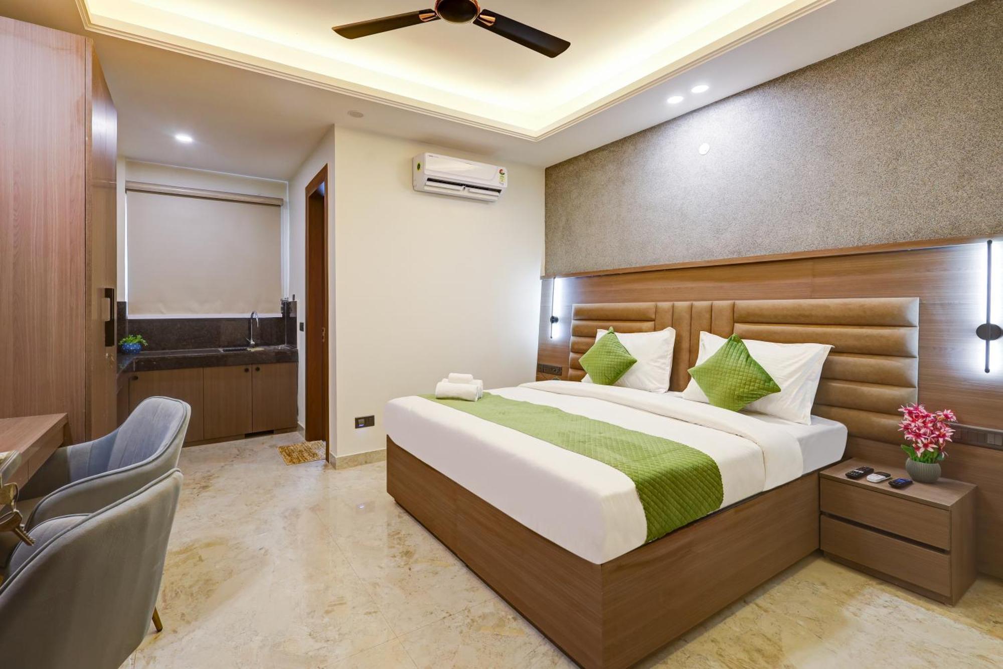 Hotel Limewood Premium - Near Sector 29 Gurgaon