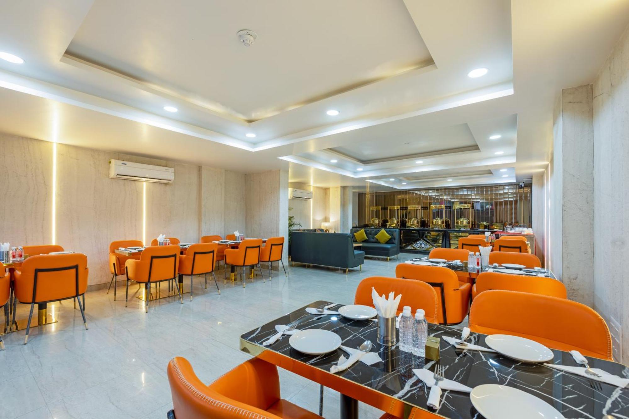 Hotel Aadat Subhash Chowk 3*