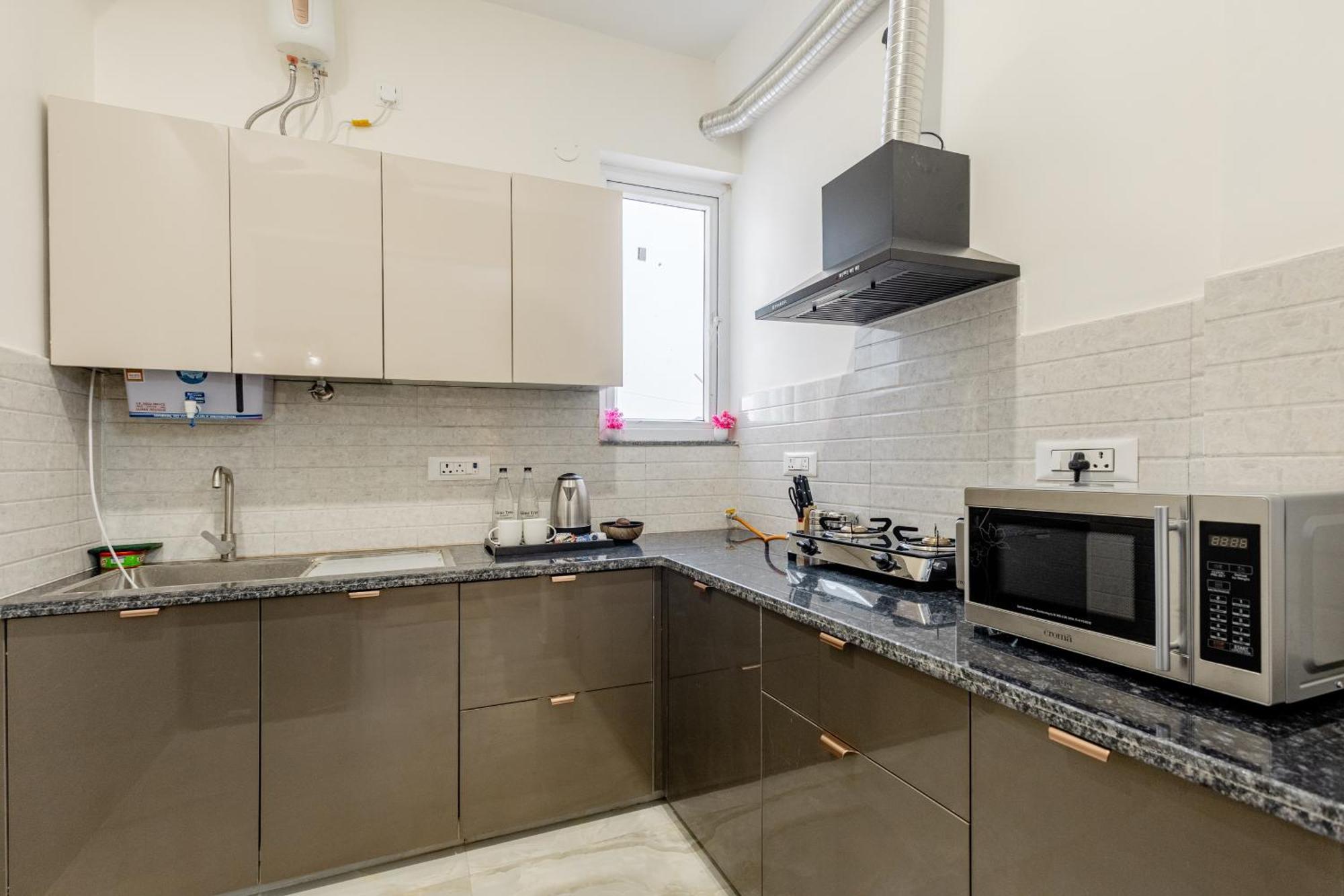 Lime Tree Luxury 2bhk Serviced Near Artemis Hospital *