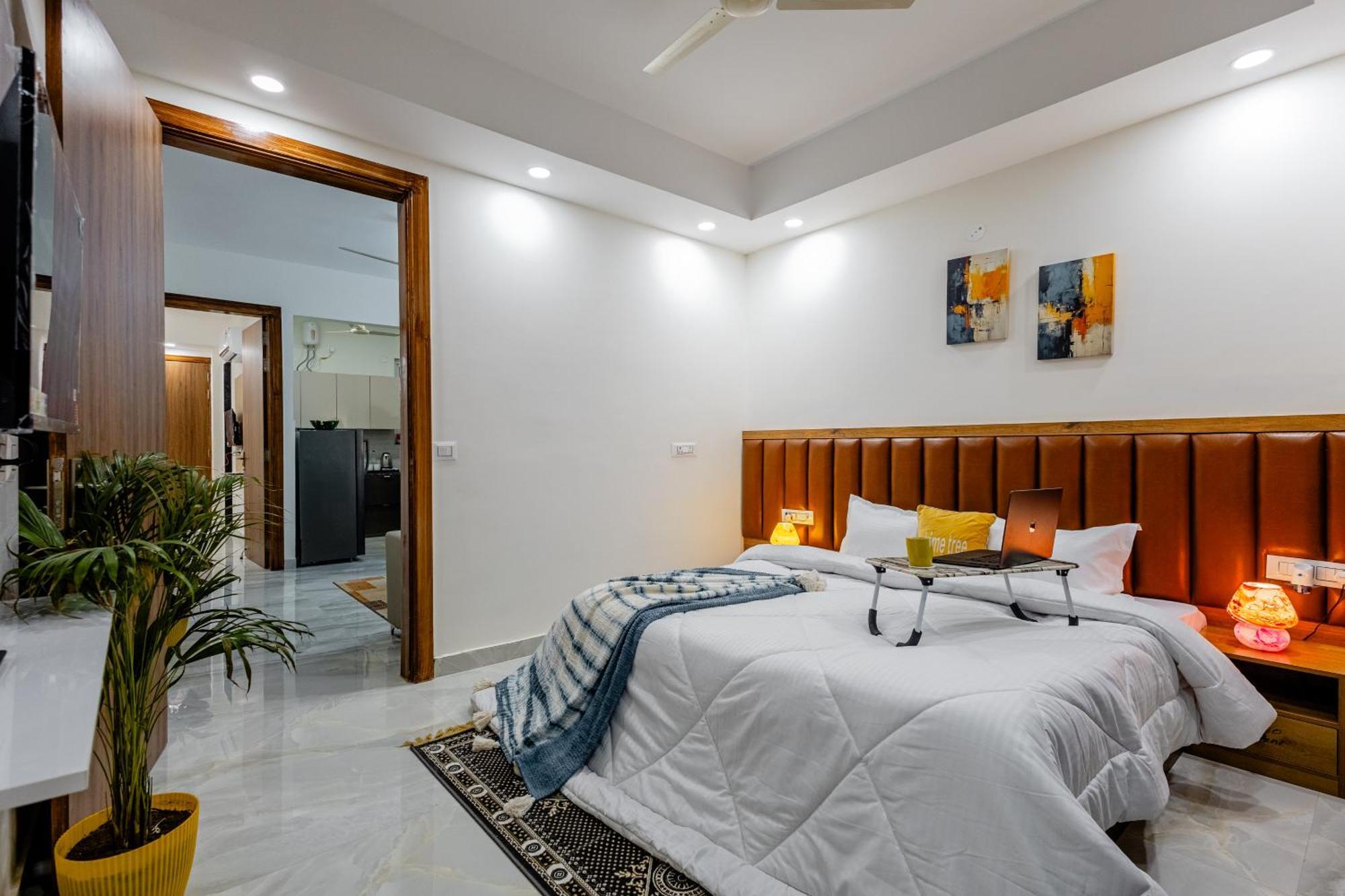 Lime Tree Luxury 2bhk Serviced Near Artemis Hospital Apartment