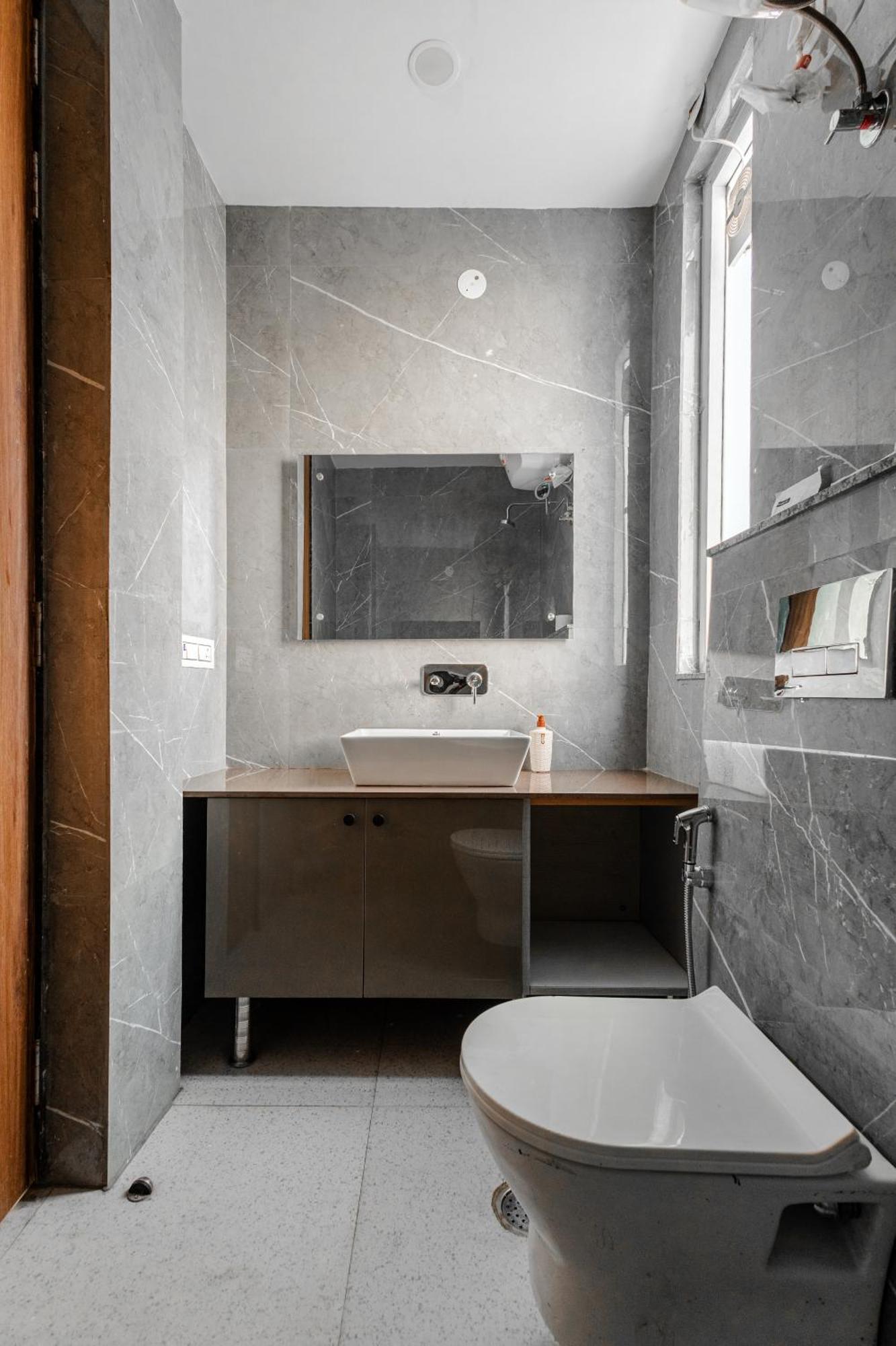 Lime Tree Luxury 2bhk Serviced Near Artemis Hospital Apartment