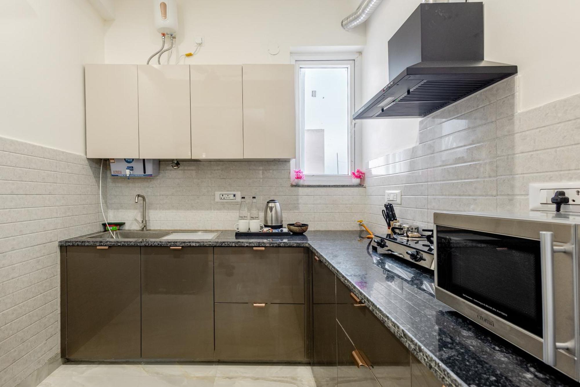 Lime Tree Luxury 2bhk Serviced Near Artemis Hospital Apartment