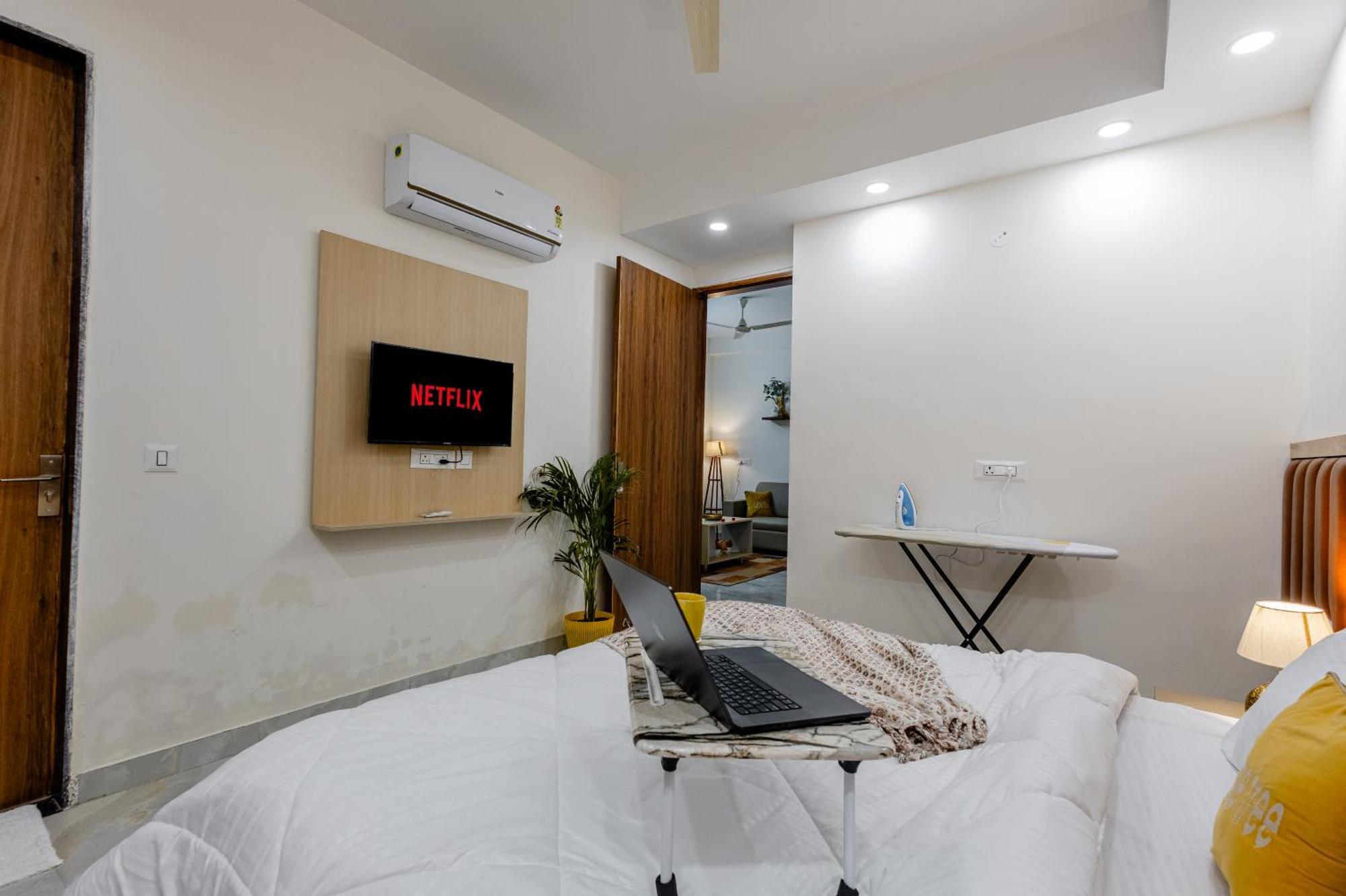 Lime Tree Luxury 2bhk Serviced Near Artemis Hospital Apartment *