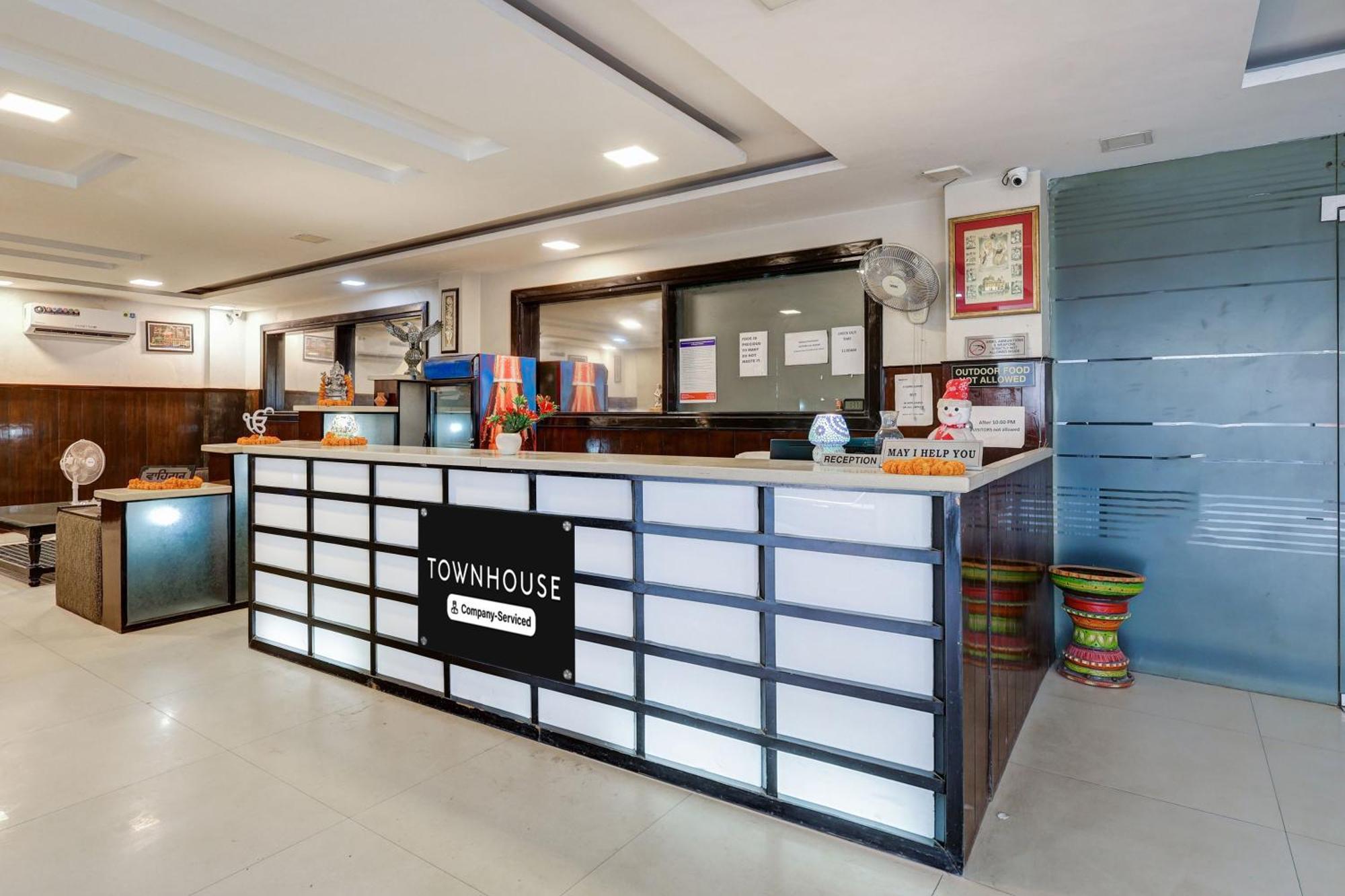 Super Townhouse Sector 38 Near Medanta 3* Gurgaon