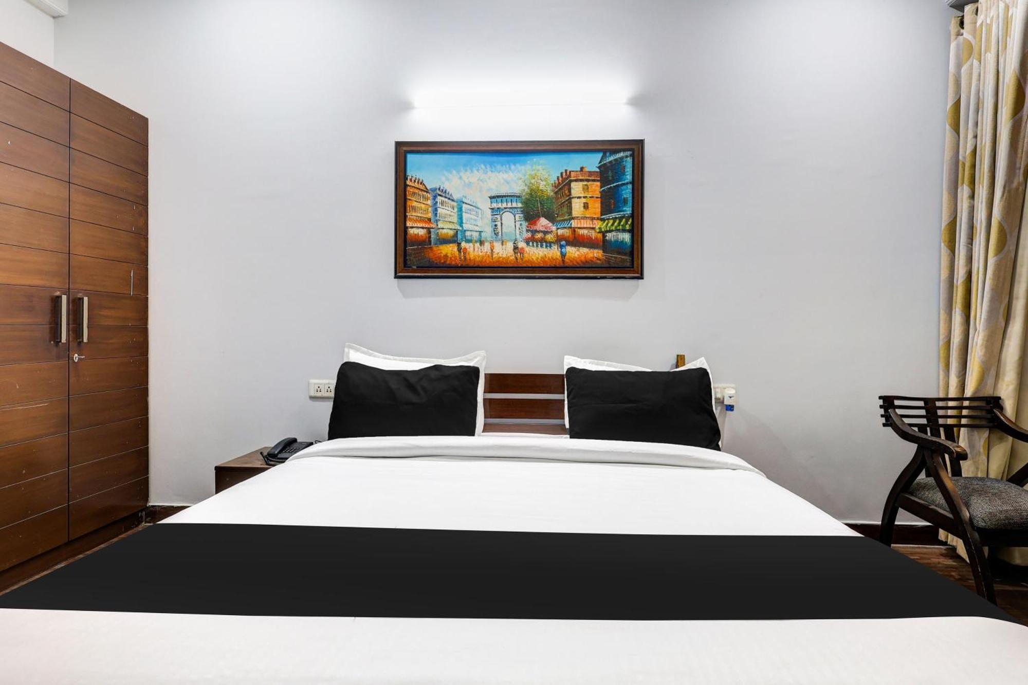 Super Townhouse Sector 38 Near Medanta Hotel