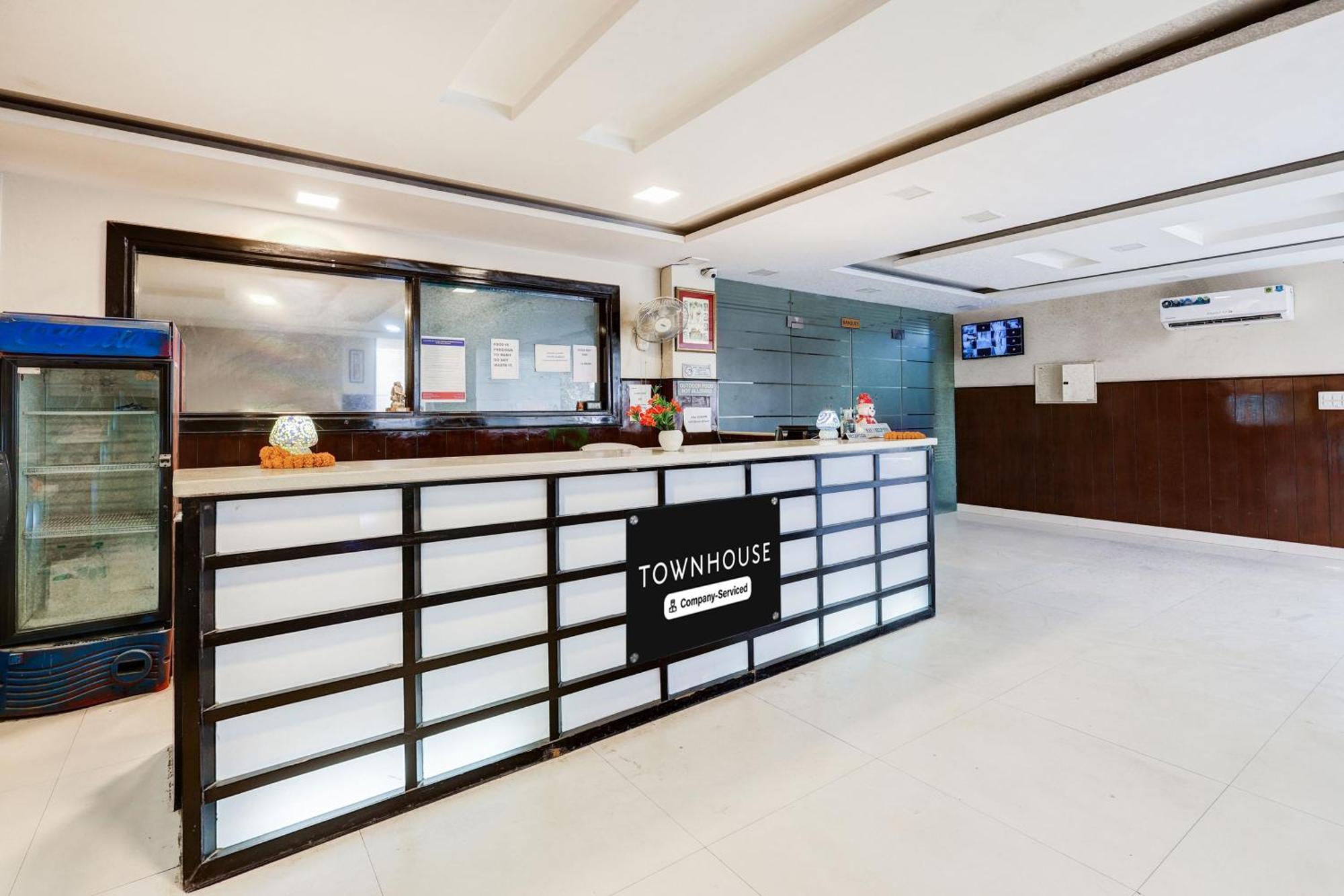 Super Townhouse Sector 38 Near Medanta Hotel 3*