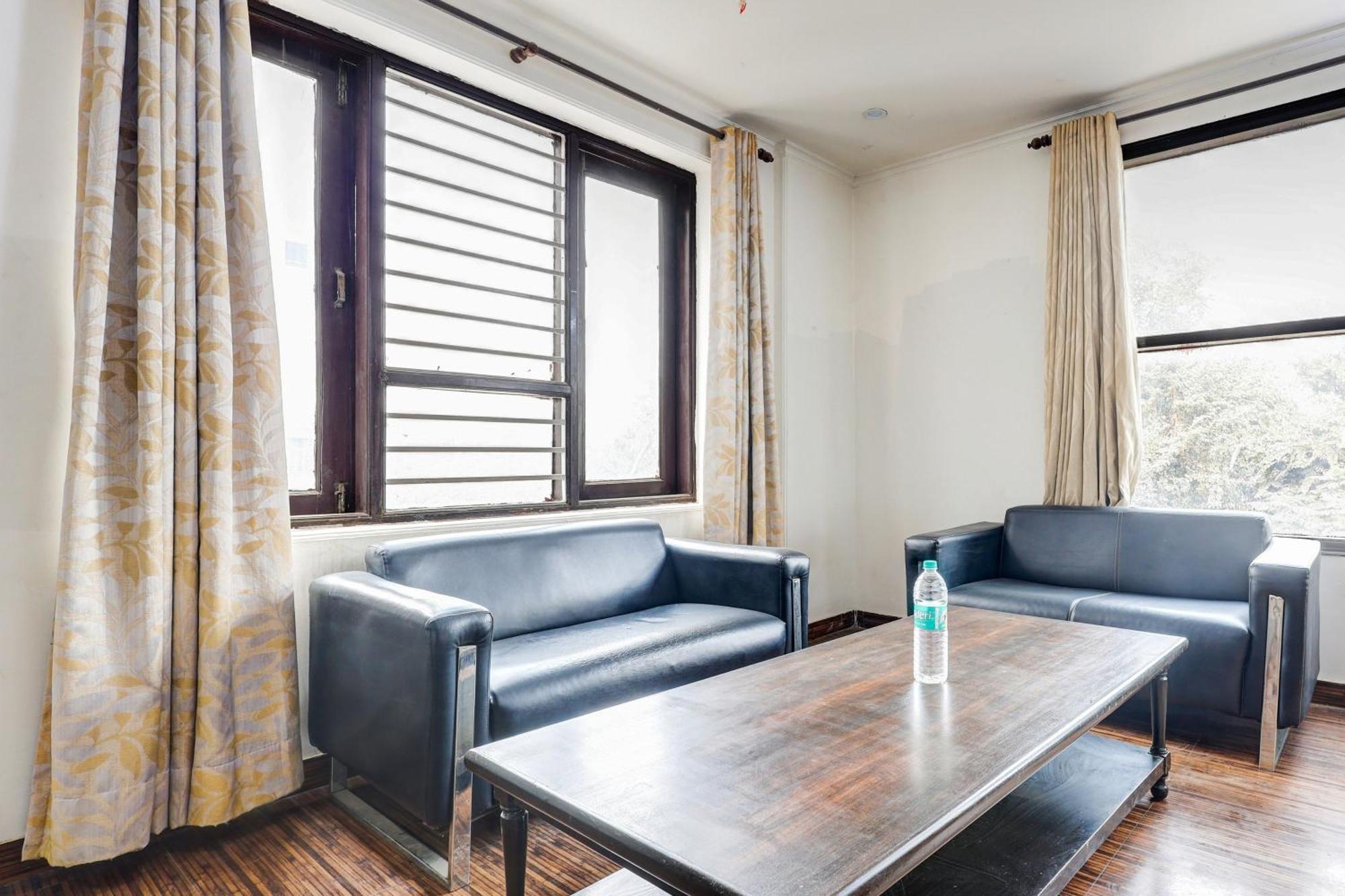 Super Townhouse Sector 38 Near Medanta