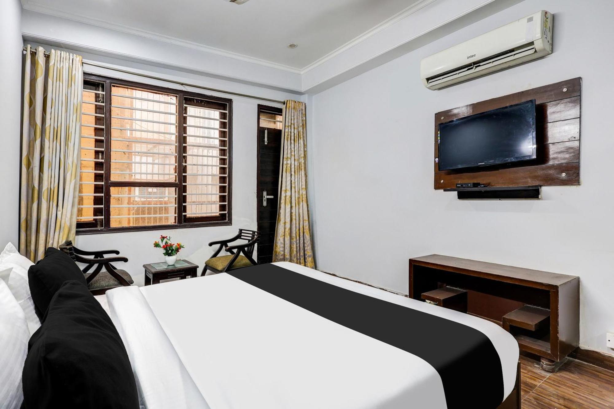 Super Townhouse Sector 38 Near Medanta Hotel