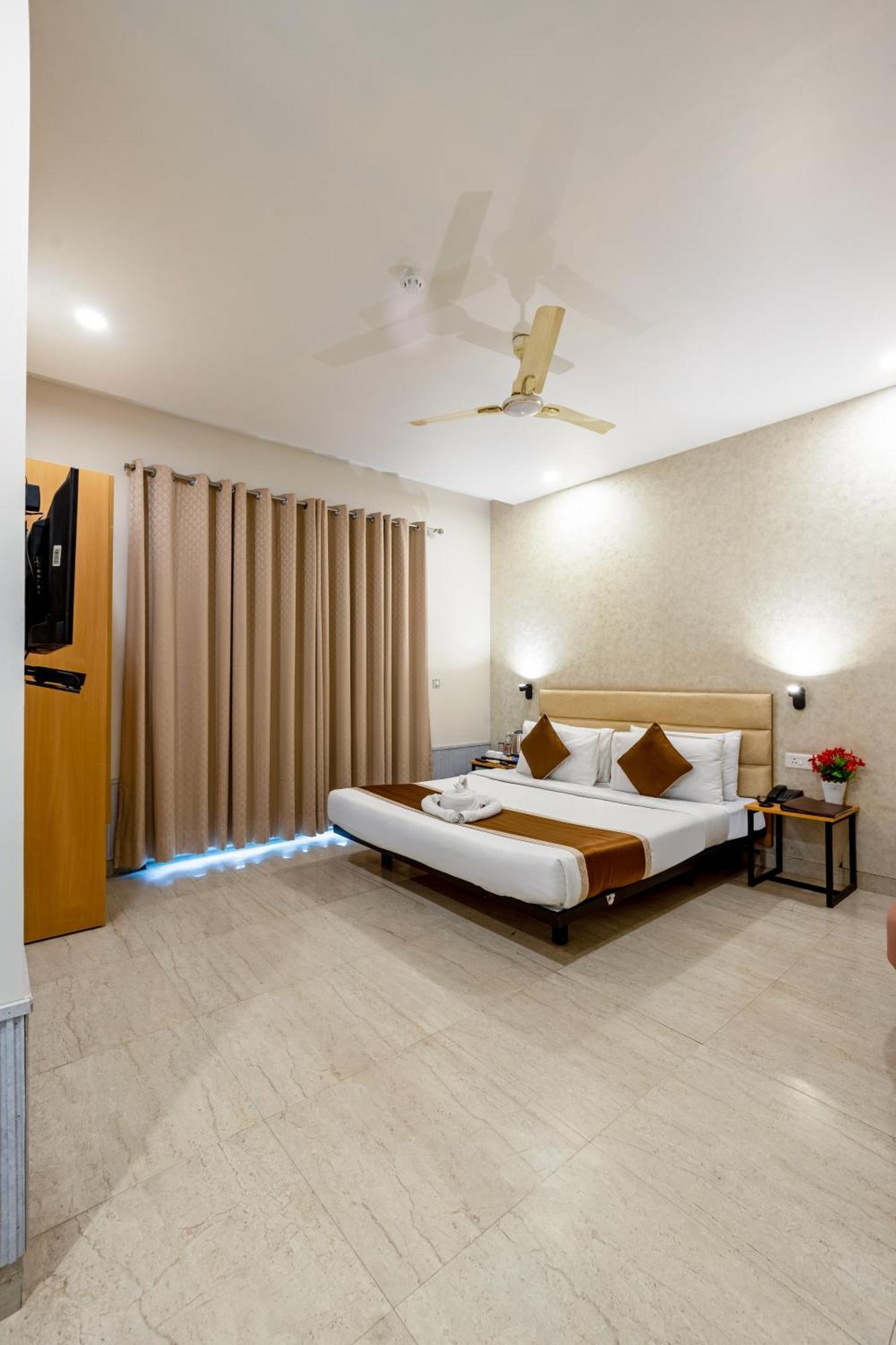 Aadat Subhash Chowk Hotel Gurgaon