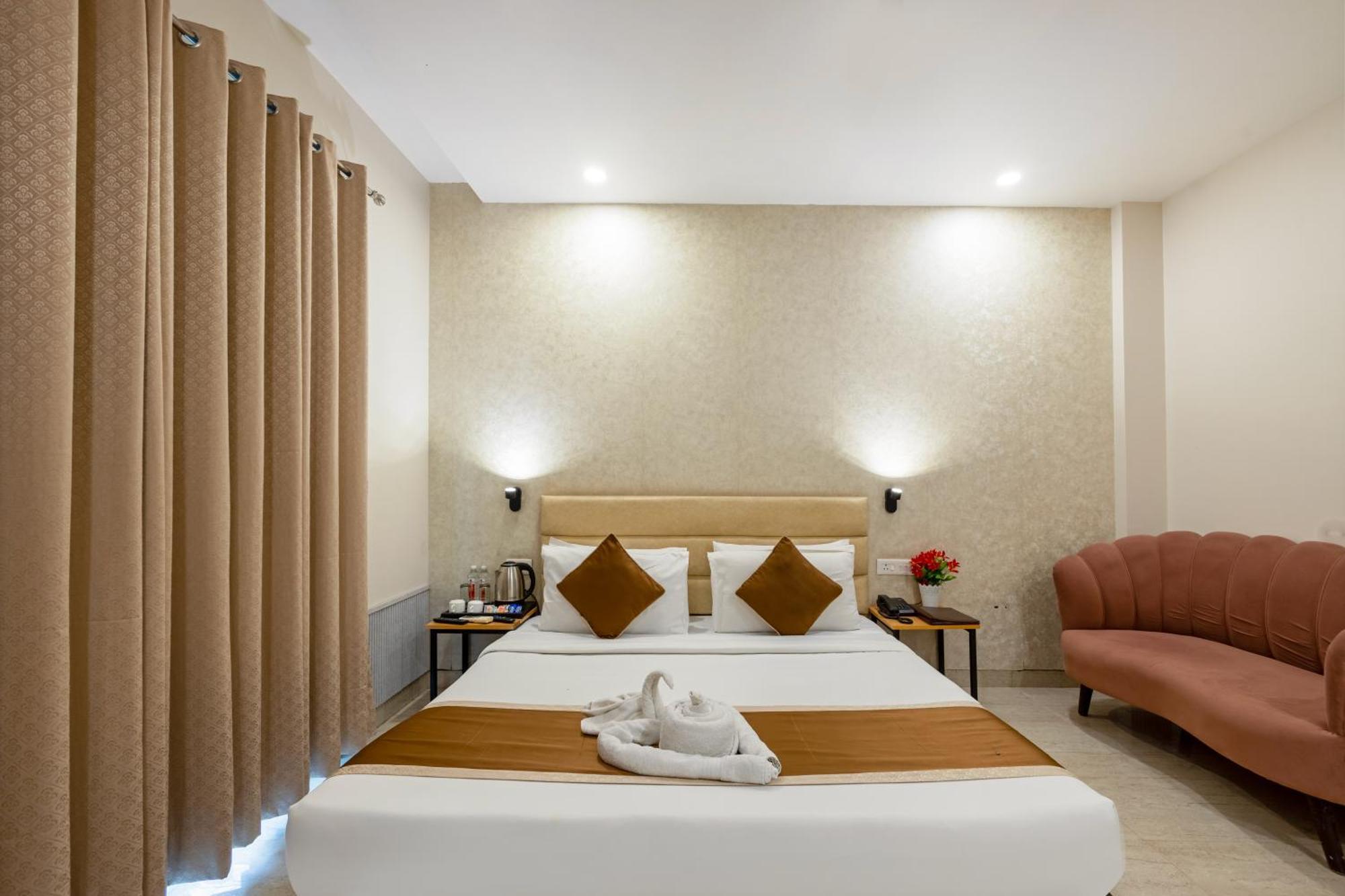 Hotel Aadat Subhash Chowk Gurgaon