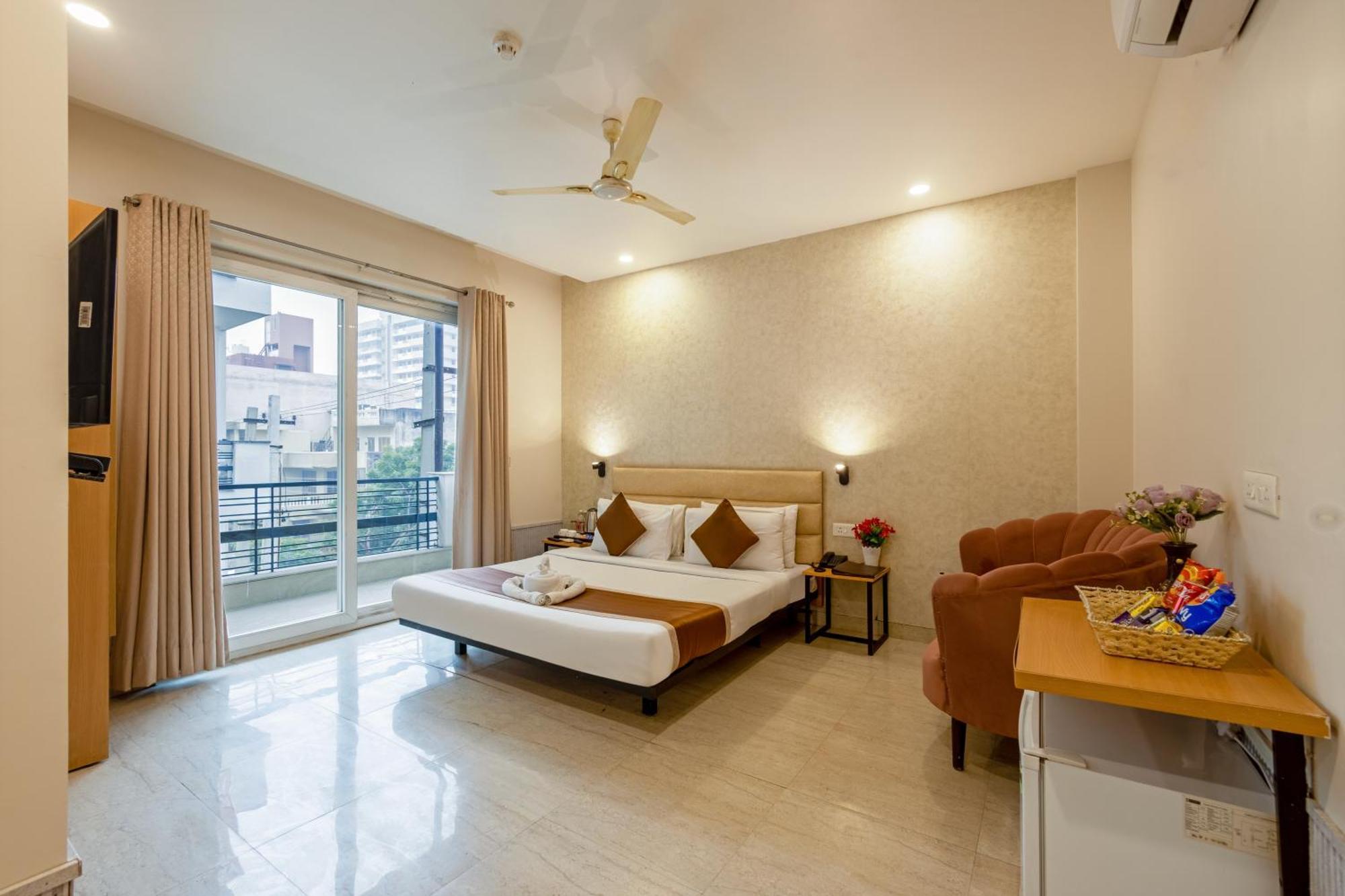 Aadat Subhash Chowk Hotel