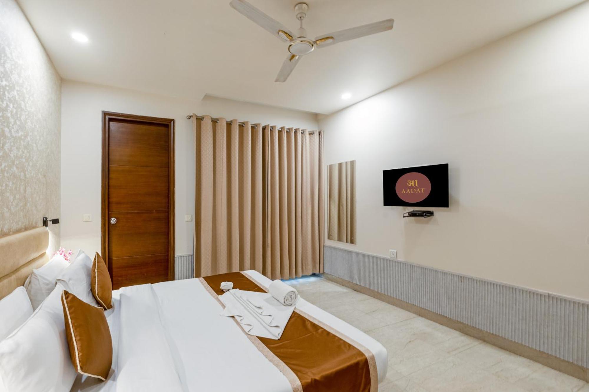 Aadat Subhash Chowk Hotel