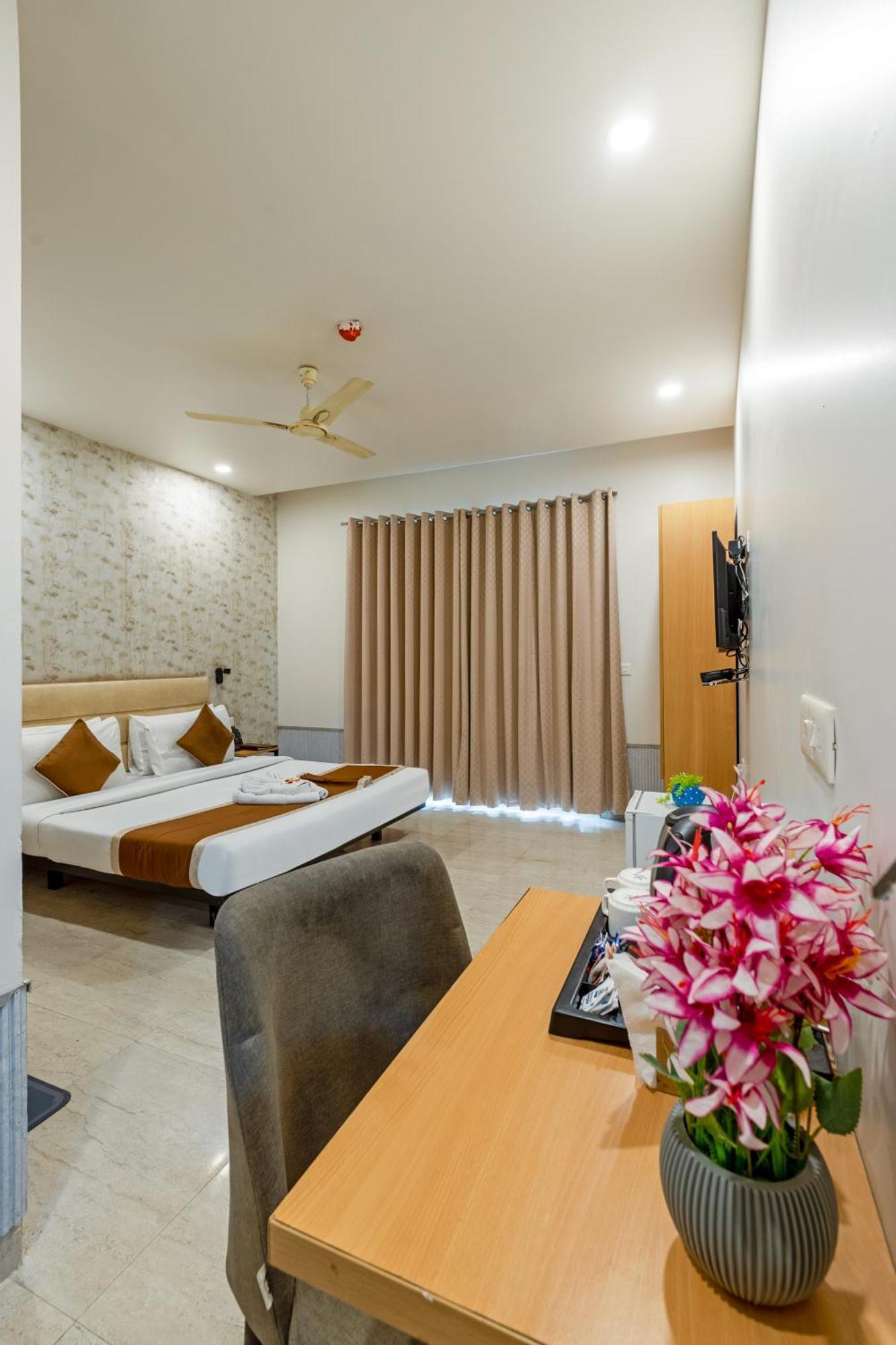 Hotel Aadat Subhash Chowk