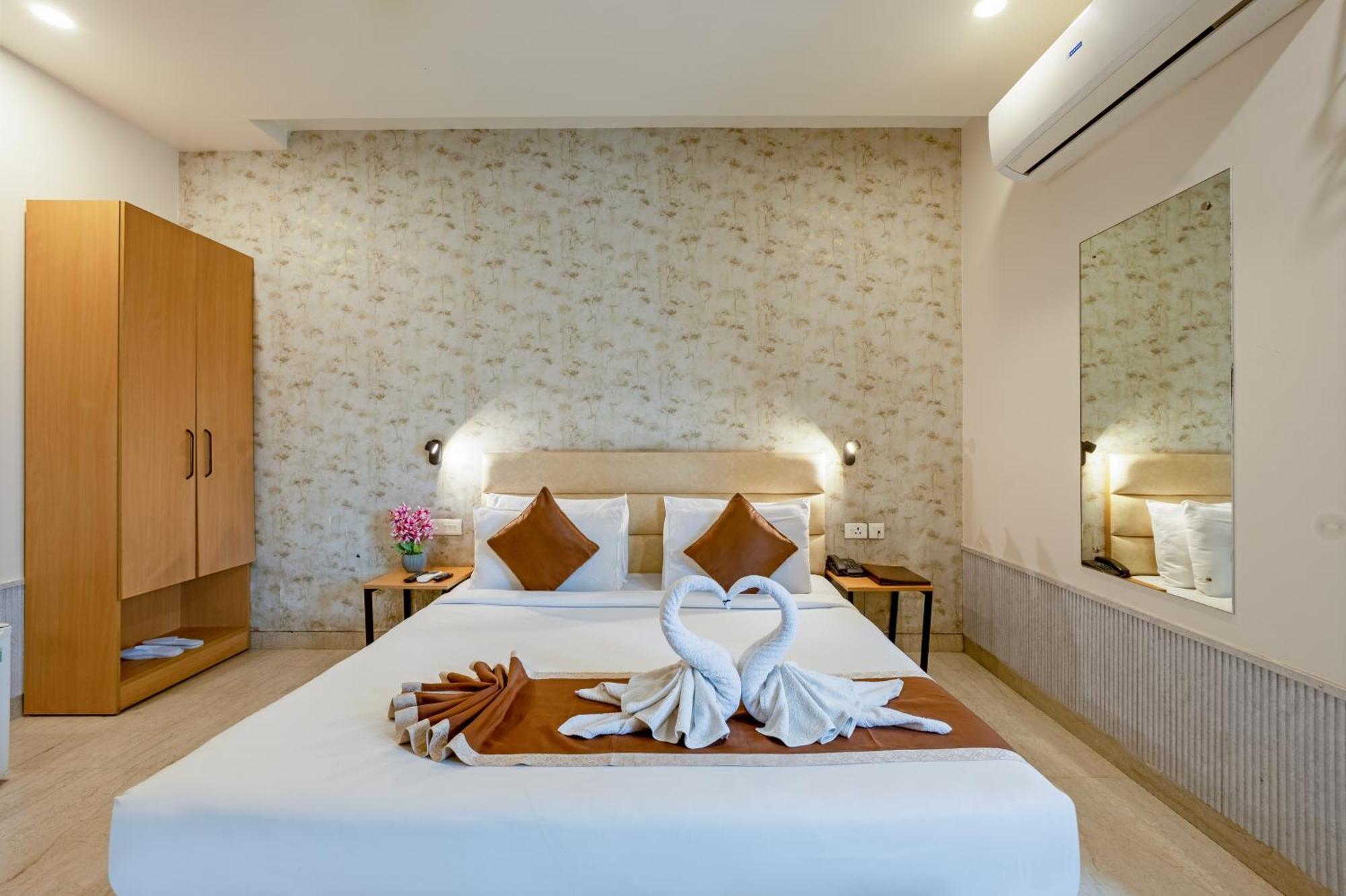Hotel Aadat Subhash Chowk Gurgaon