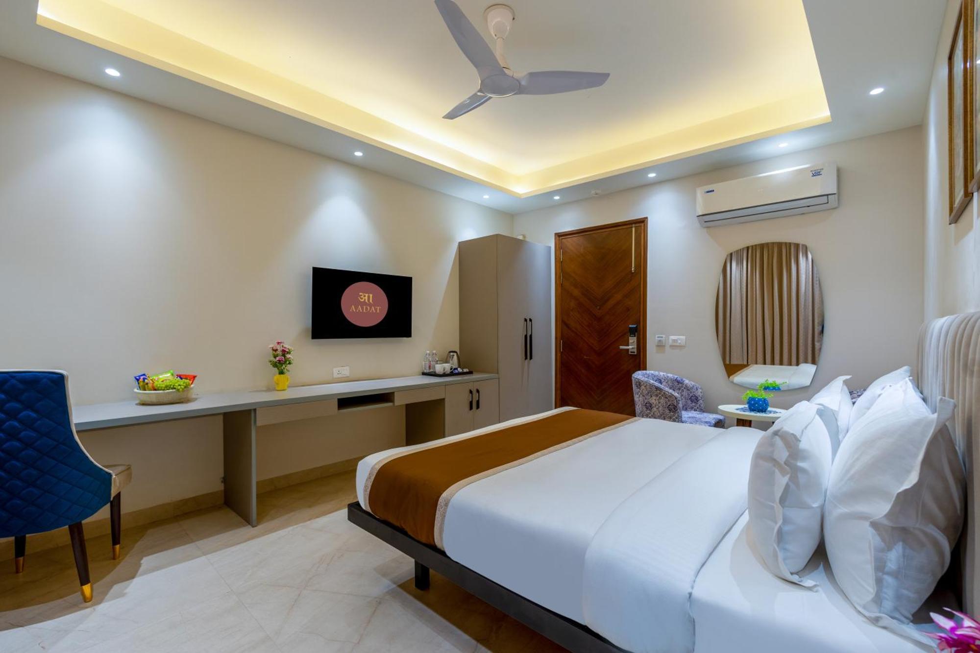 Aadat Near Artemis Hospital Hotel 3*