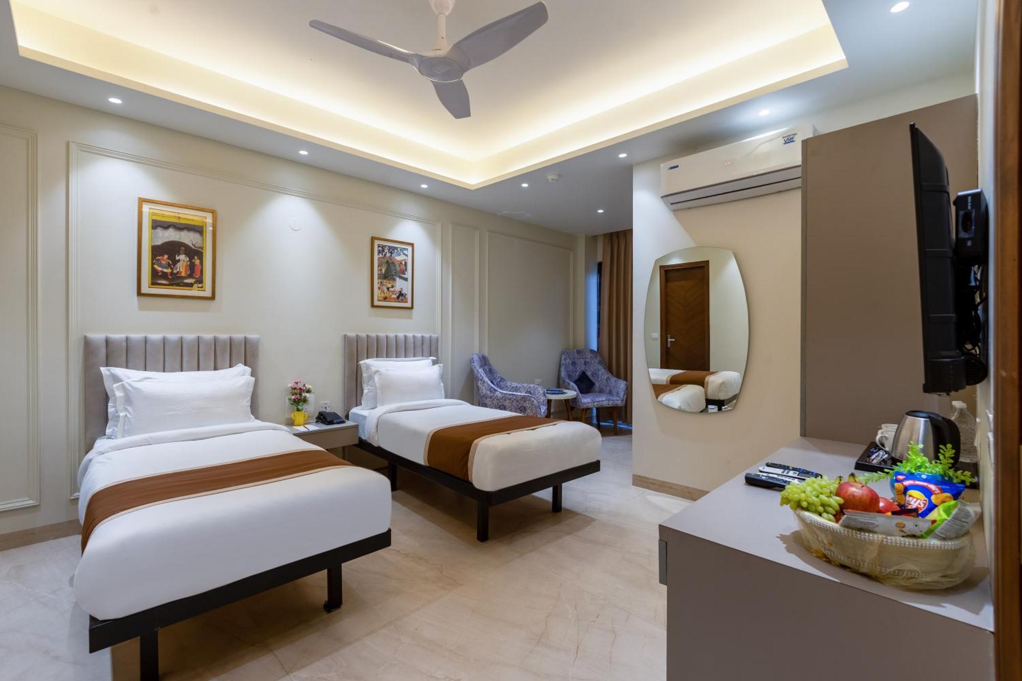 Aadat Near Artemis Hospital Hotel 3*
