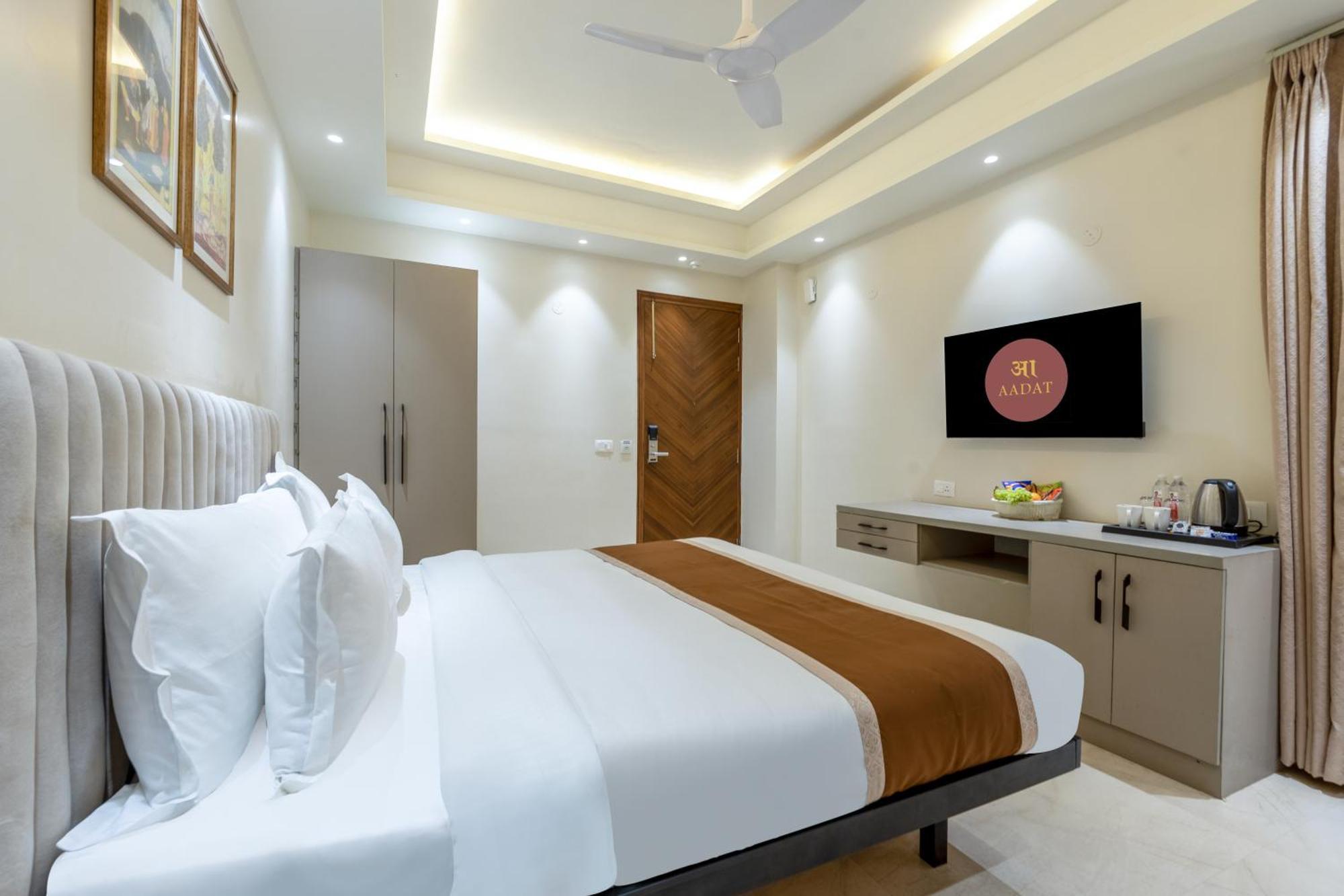 Aadat Near Artemis Hospital Hotel 3*