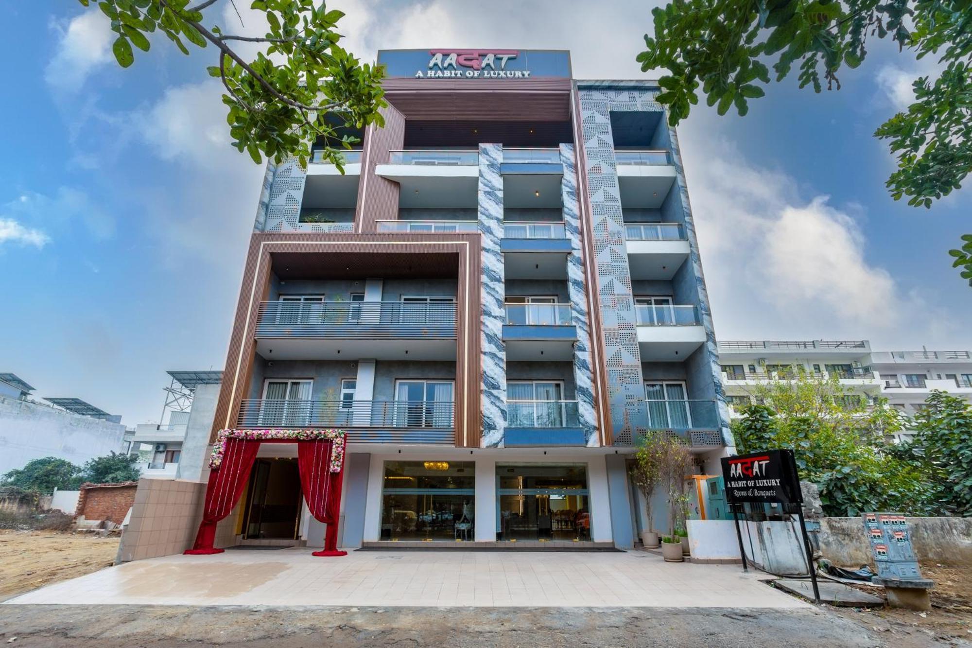 Aadat Near Artemis Hospital Hotel 3*