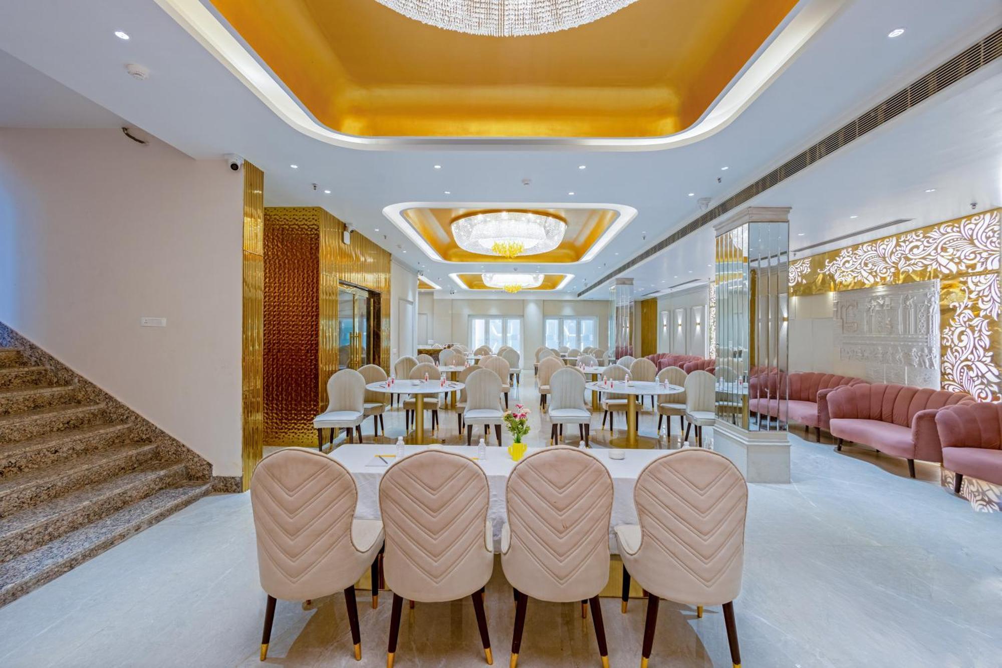 Aadat Near Artemis Hospital Hotel 3*