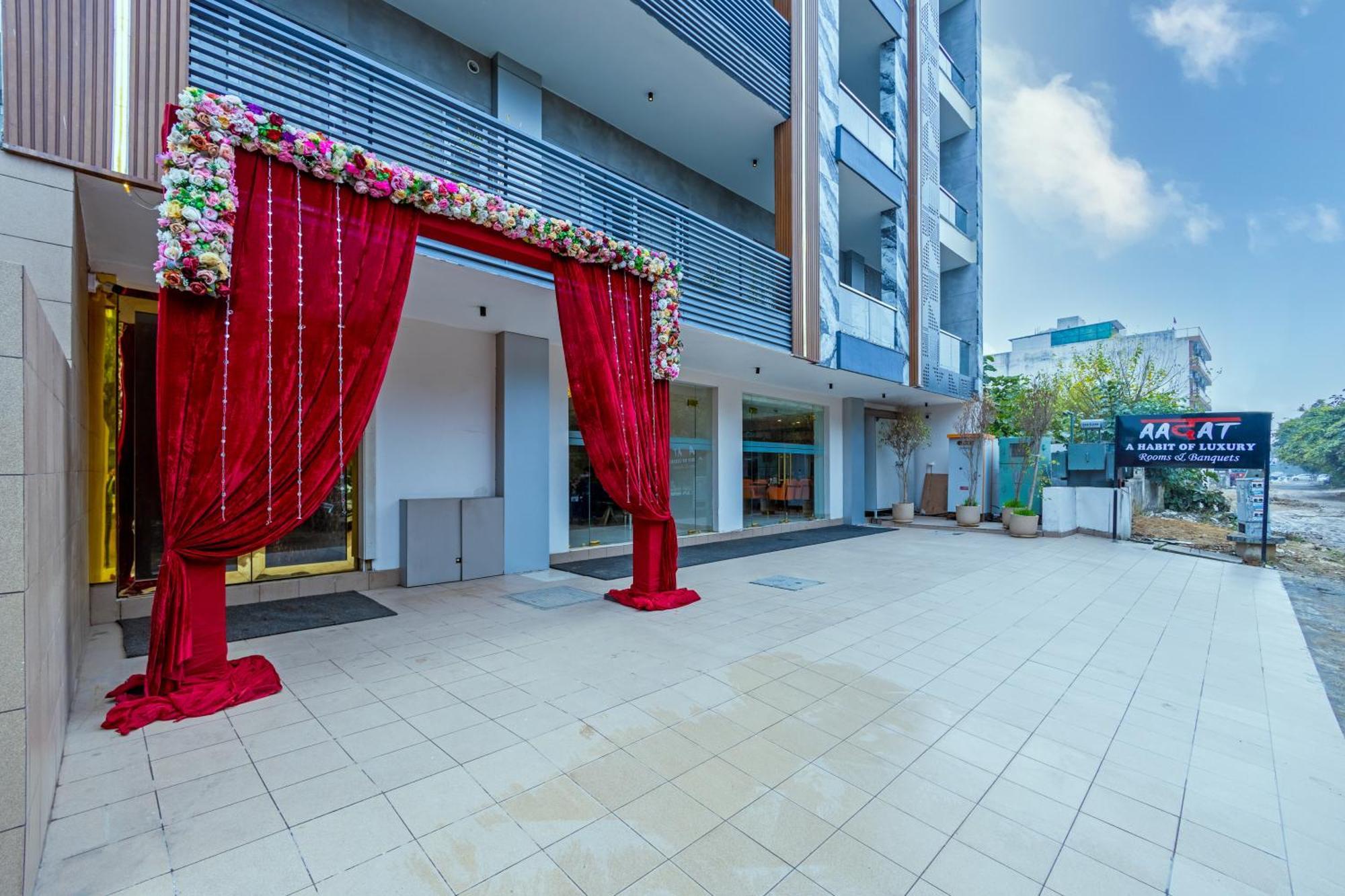 Hotel Aadat Near Artemis Hospital 3*