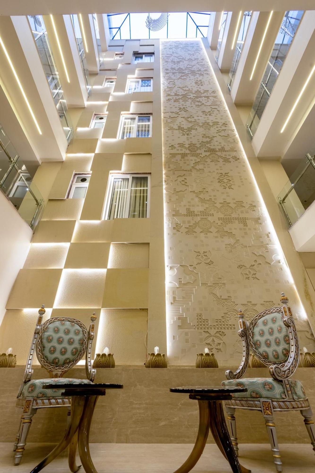 Aadat Near Artemis Hospital 3*