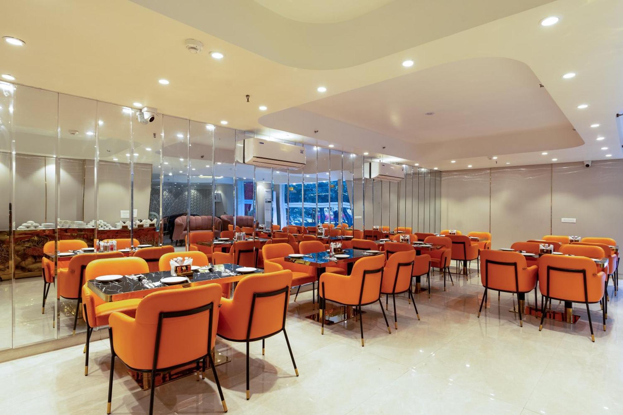 Hotel Aadat Near Artemis Hospital 3*