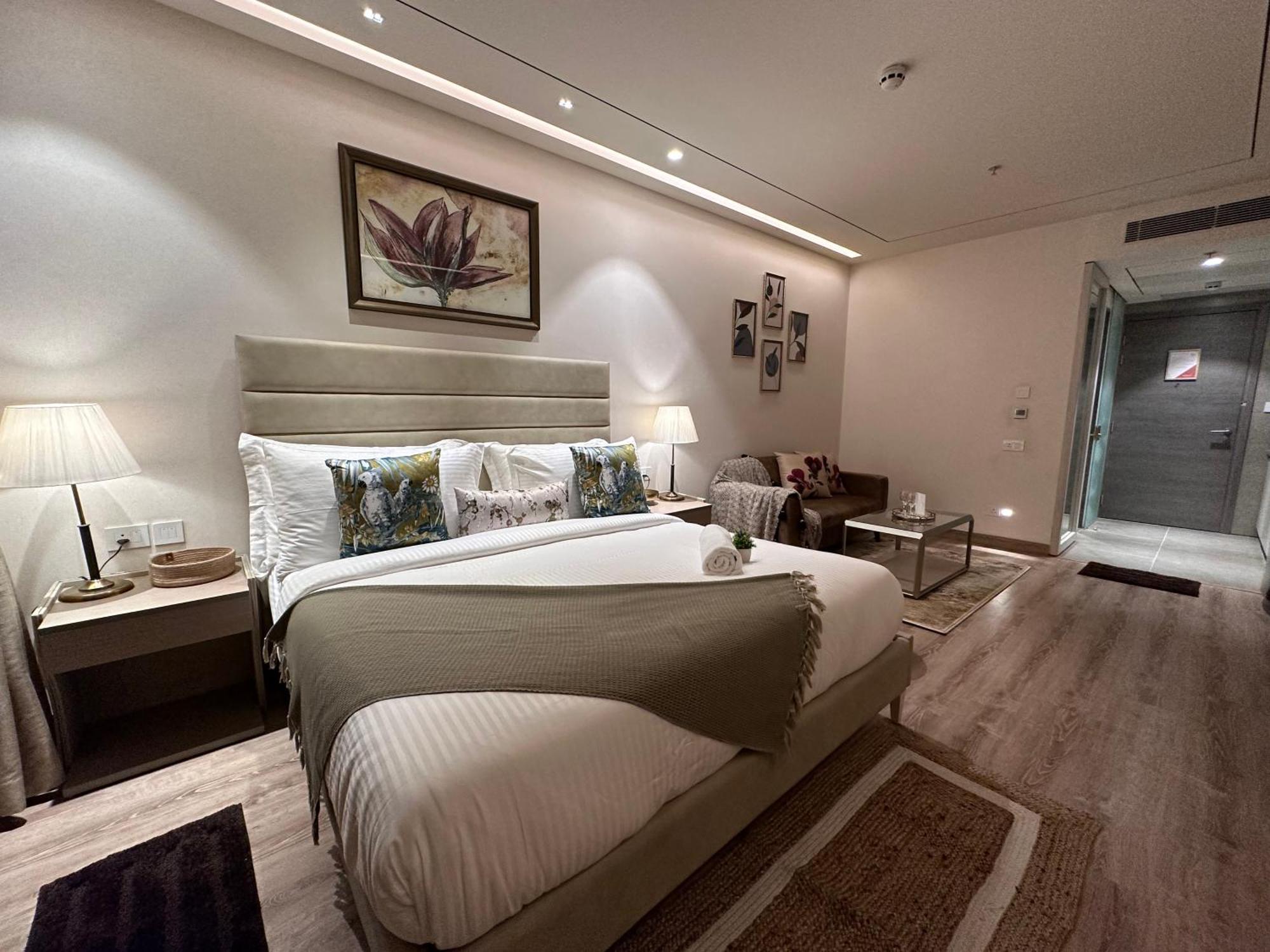 Luxury Service - Aipl Joystreet Apartment