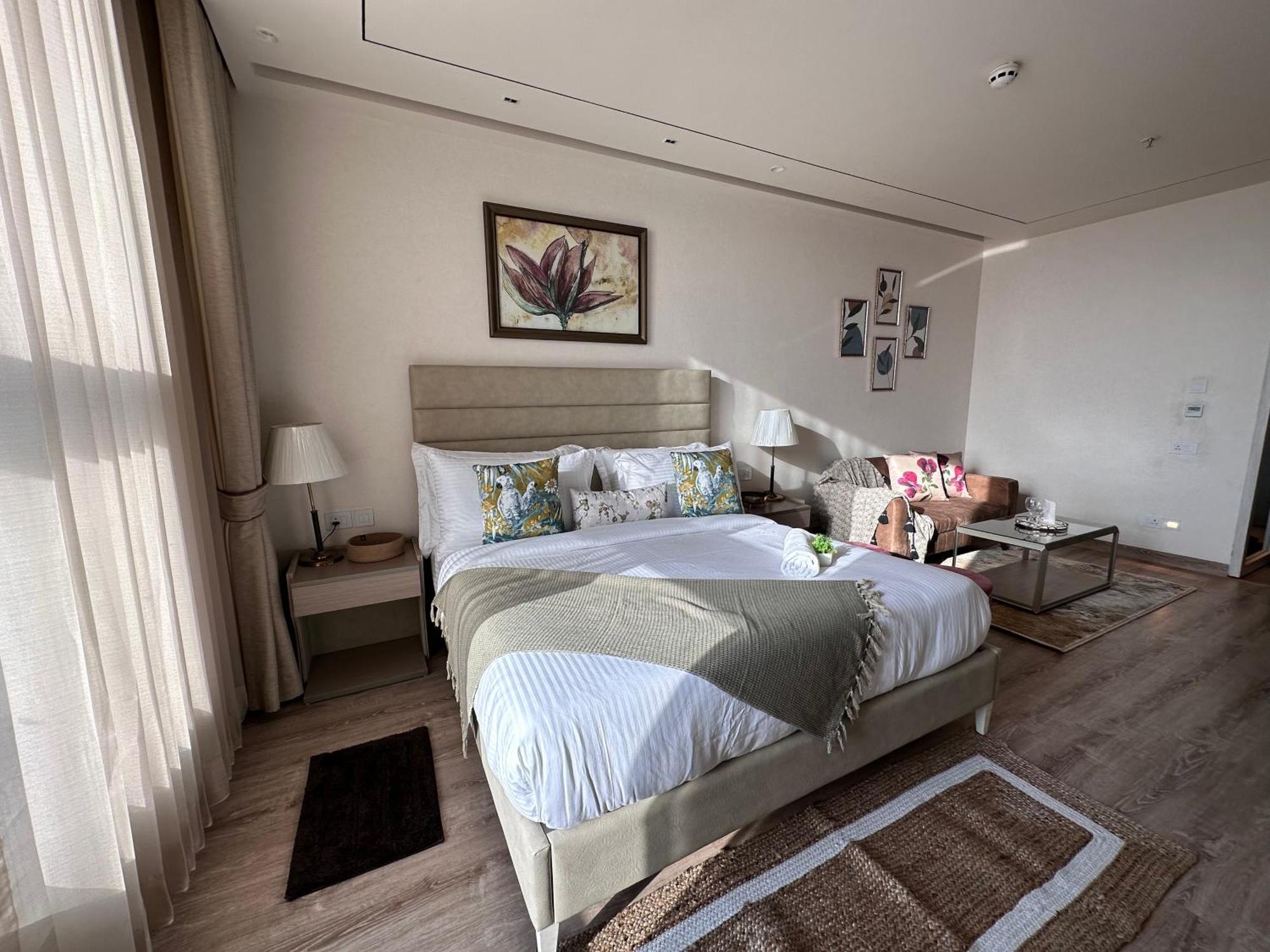 Luxury Service - Aipl Joystreet Apartment *