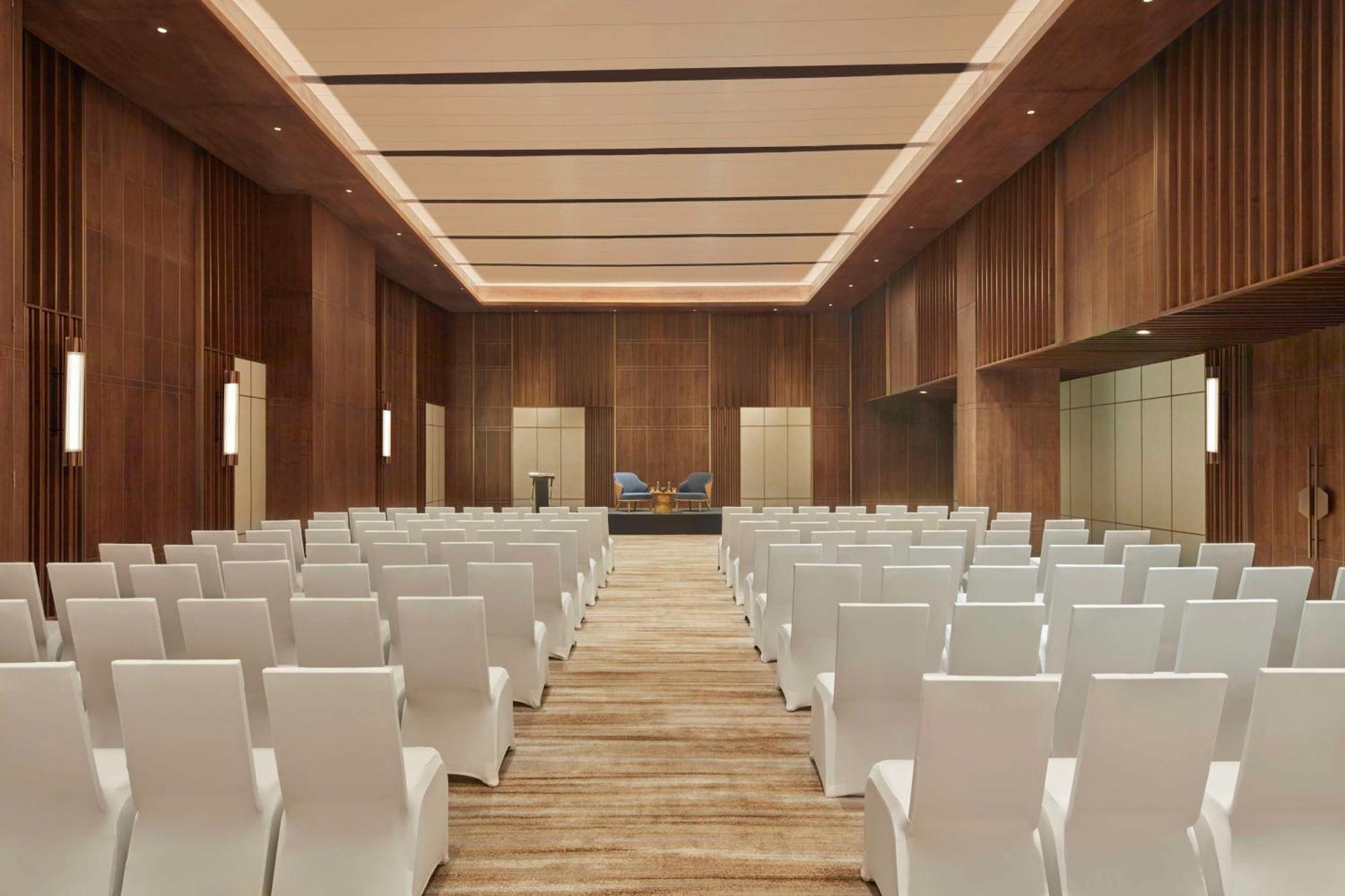 Hilton Gurugram Baani Centre 5* Gurgaon