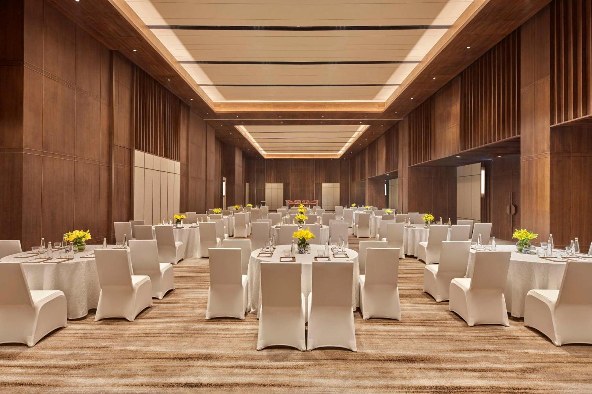 Hotel Hilton Gurugram Baani Centre