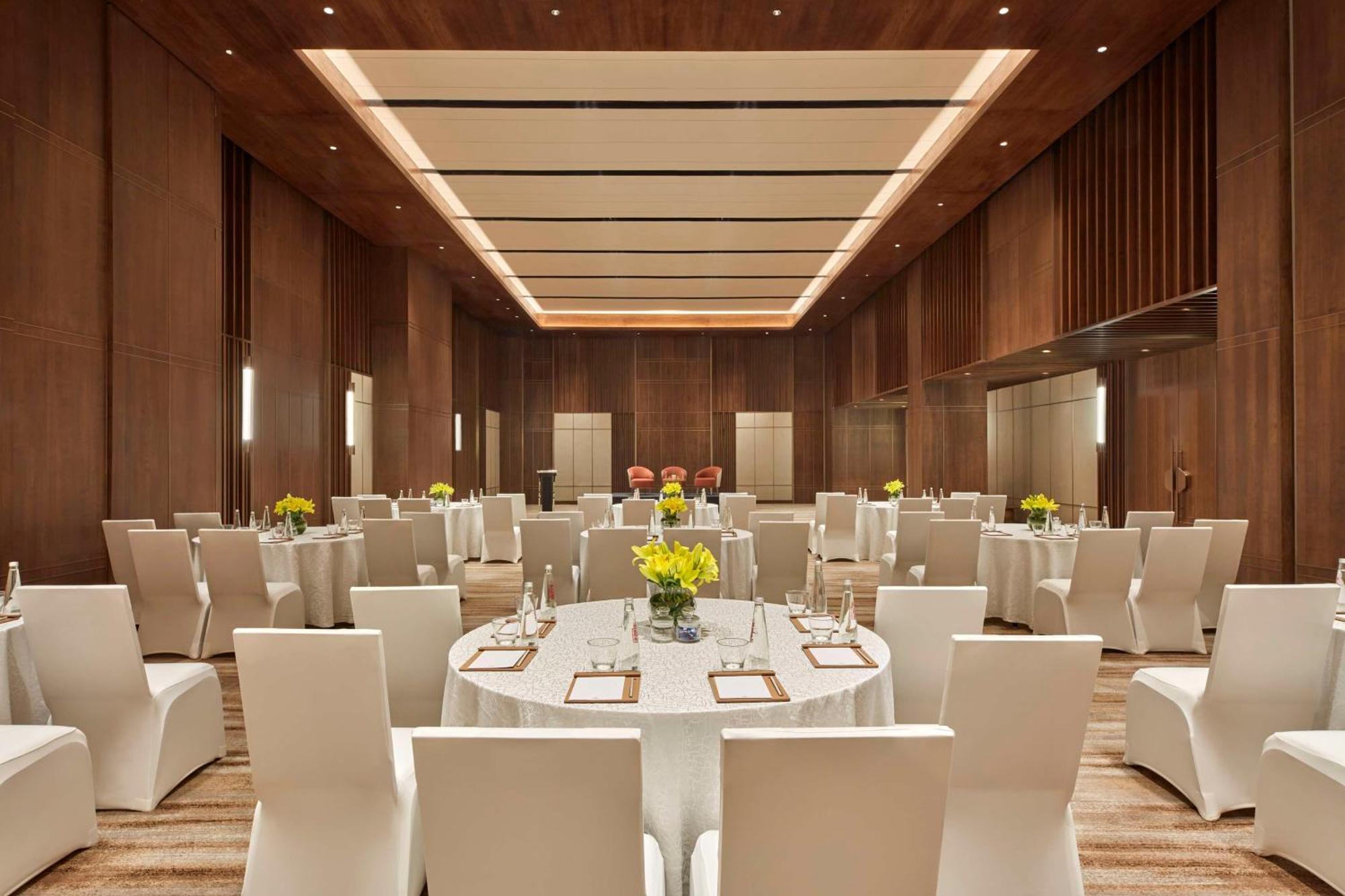 Hotel Hilton Gurugram Baani Centre 5*
