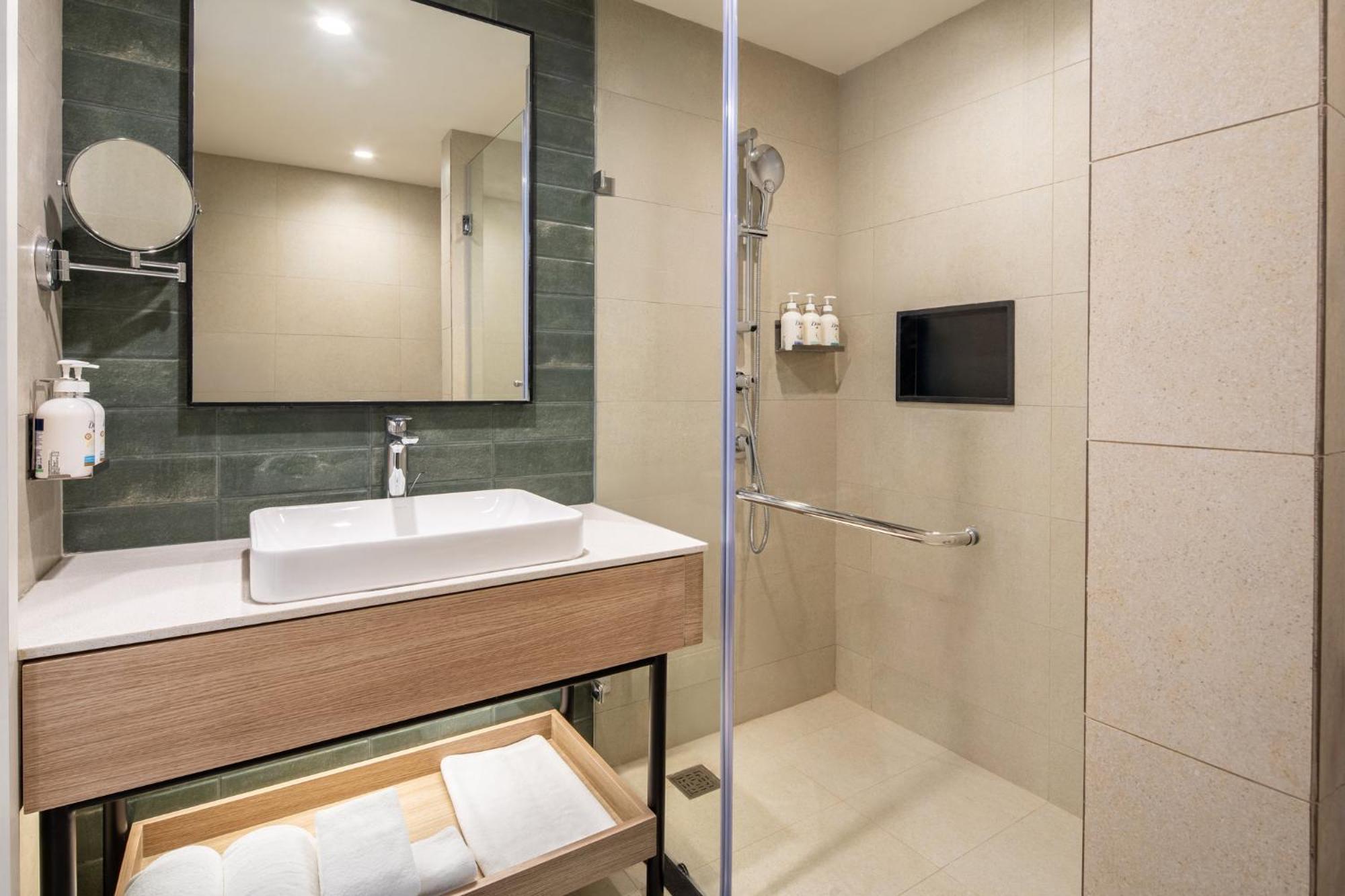 Hotel Nh8 By Ihg 4*
