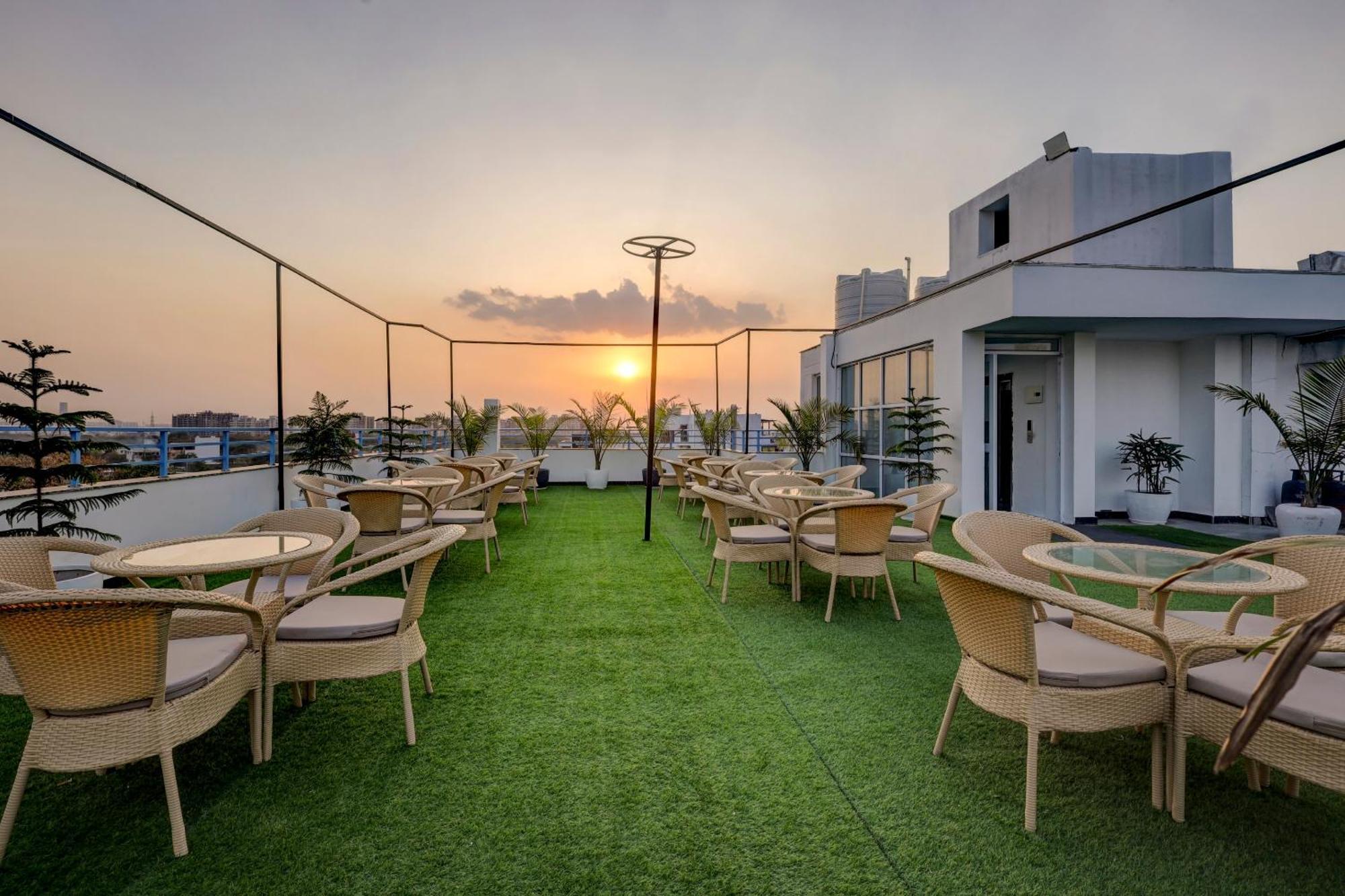 Hotel Townhouse Oak Elite Golf Gurgaon