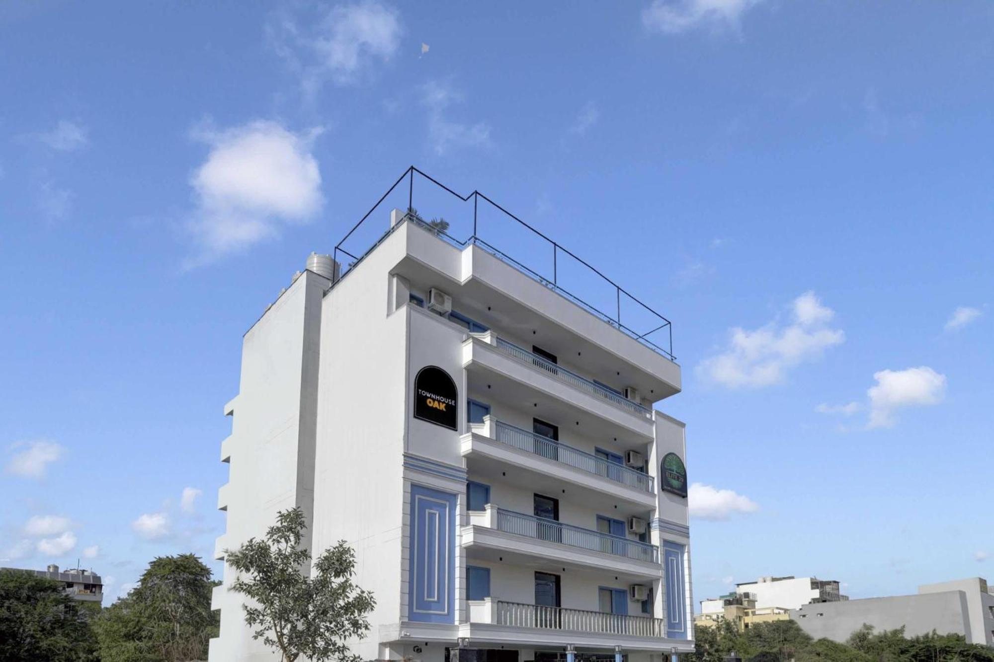 Townhouse Oak Elite Golf 3* Gurgaon