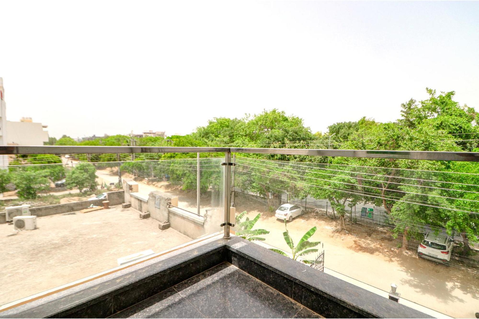 Hotel The Aroma Residency 47 Near Ikea Gmp & Medanta The Medicity, Gurugram