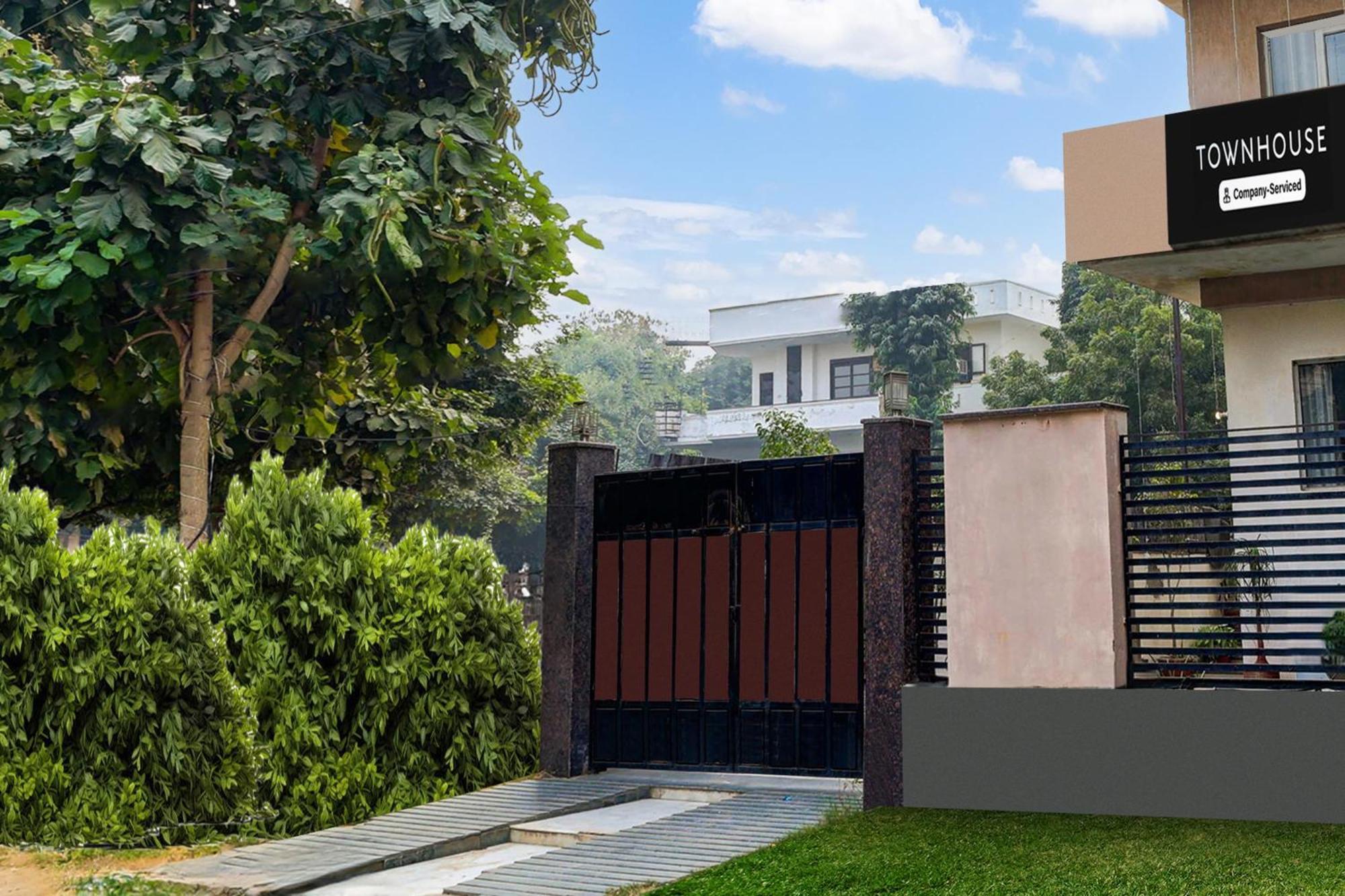 Super Townhouse Oak Sector 25 3*