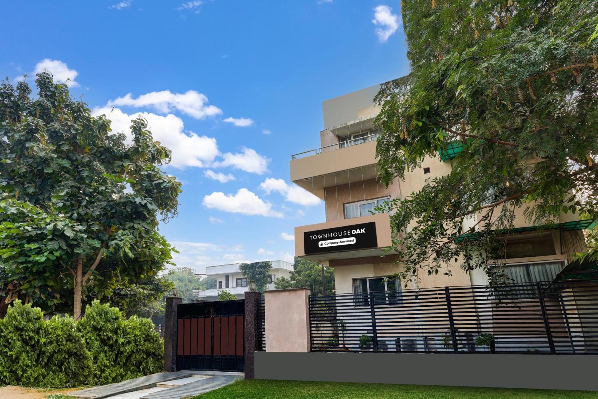 Super Townhouse Oak Sector 25 3*