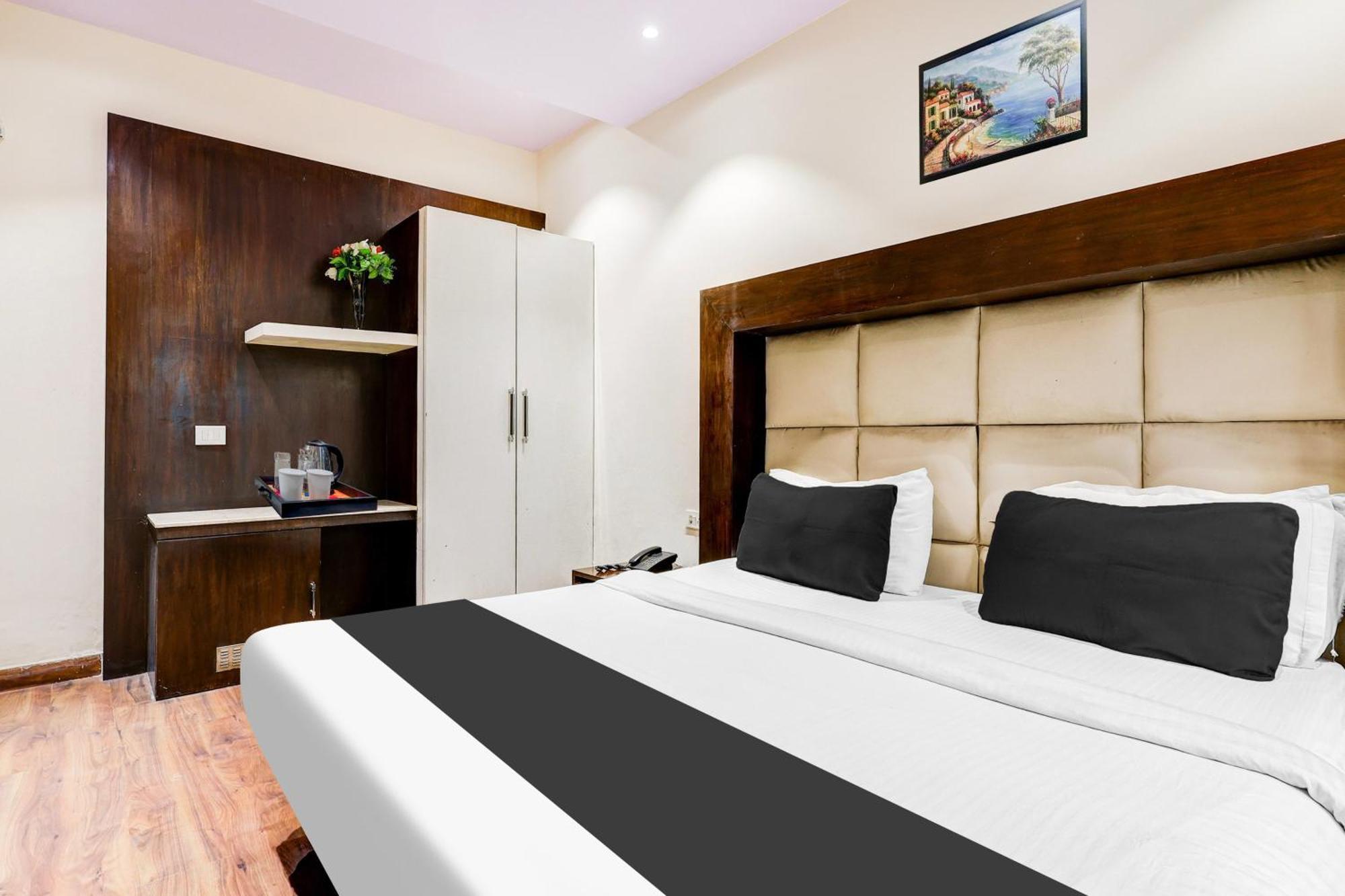 Super Townhouse Oak Sector 25 3* Gurgaon