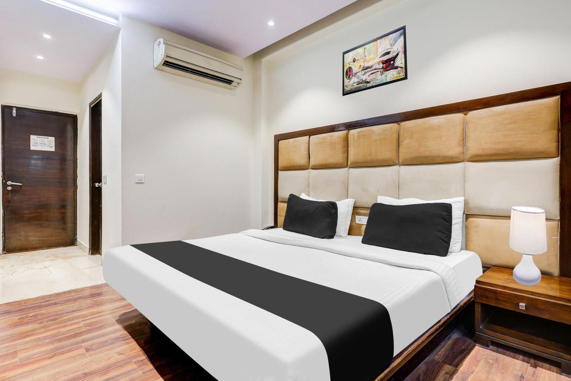 Super Townhouse Oak Sector 25 Hotel
