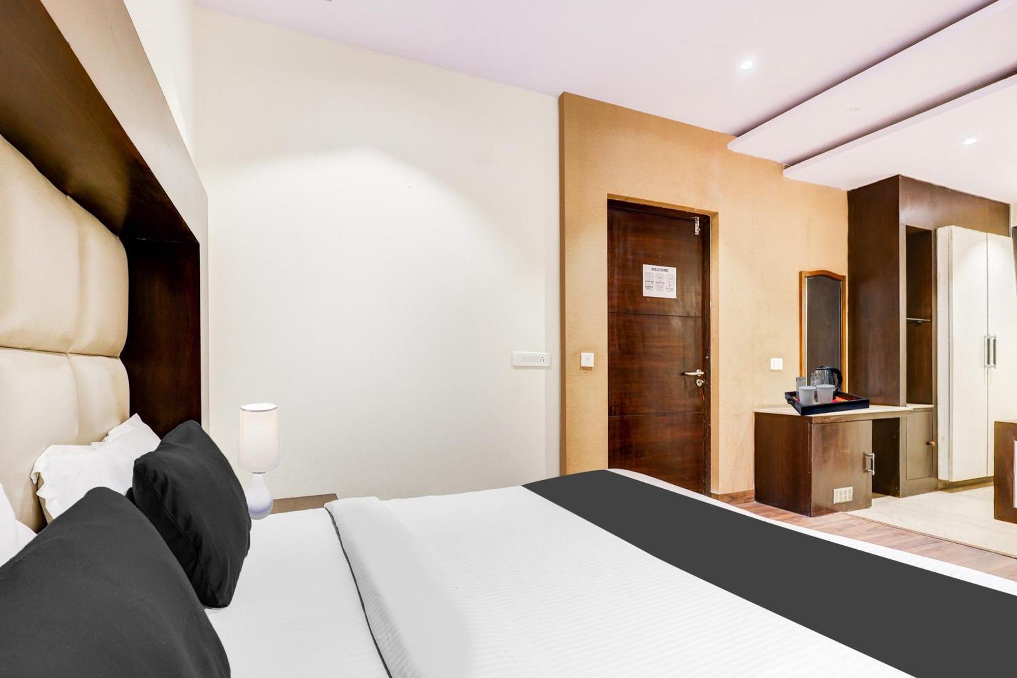 Hotel Super Townhouse Oak Sector 25